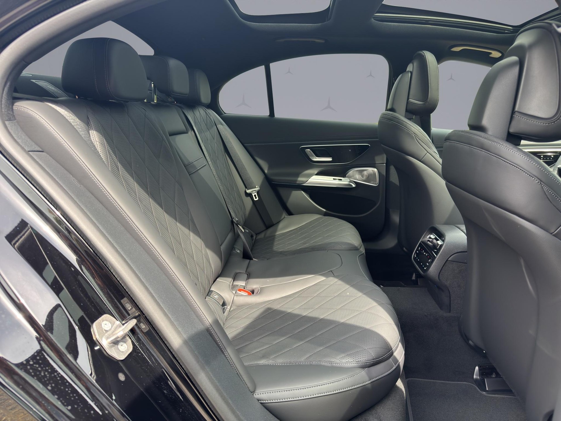 MERCEDES-BENZ E 220 d AMG Line 4matic-image-18