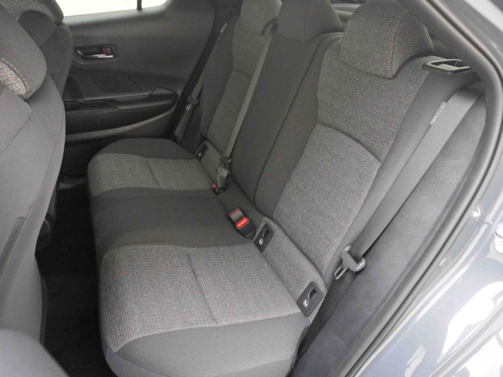 TOYOTA C-HR 2.0 HEV Swiss Edition ** 4x4 **-image-17