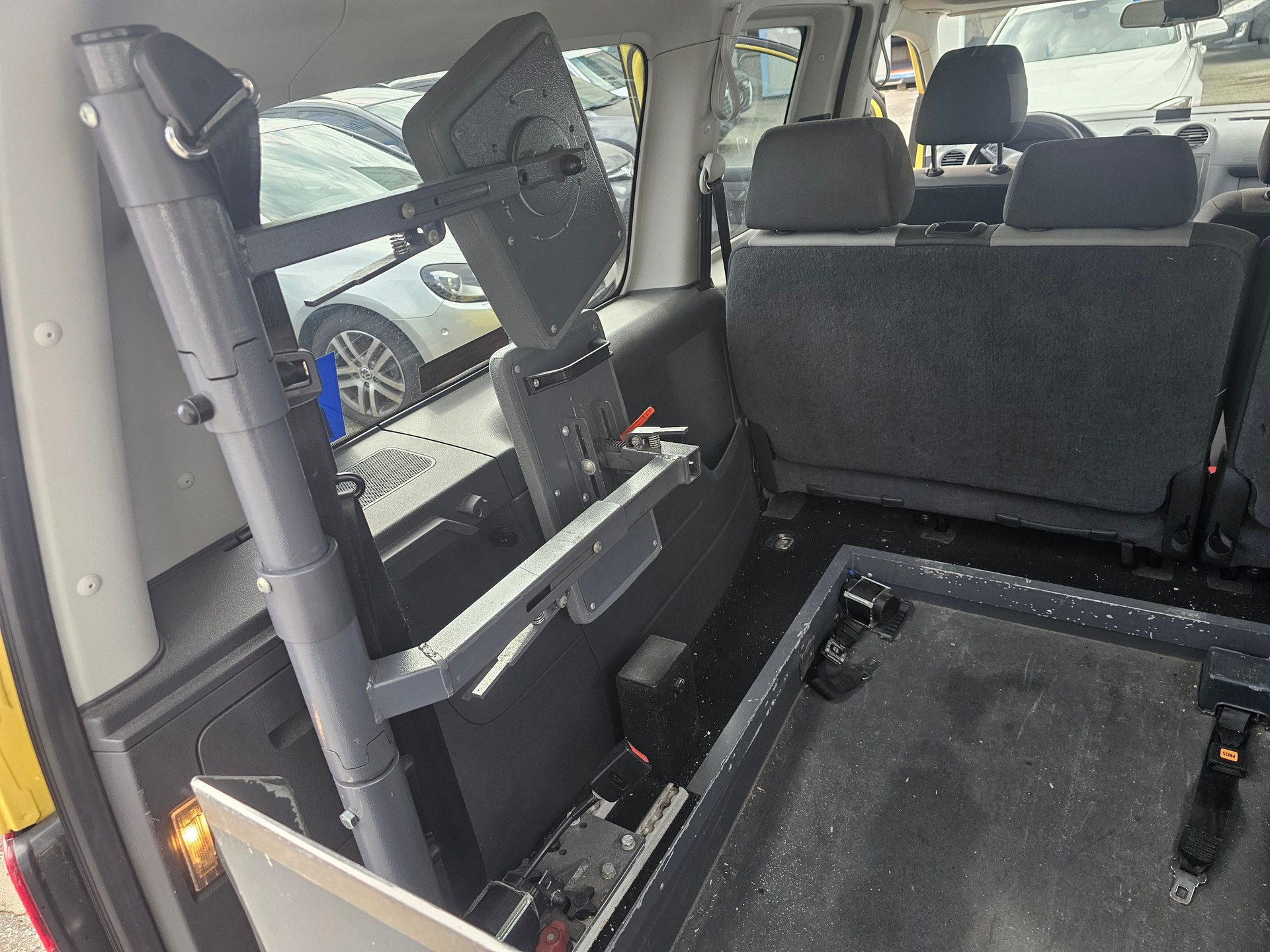 VW Caddy Maxi 1.6 TDI Blue Motion Trendline DSG-image-9