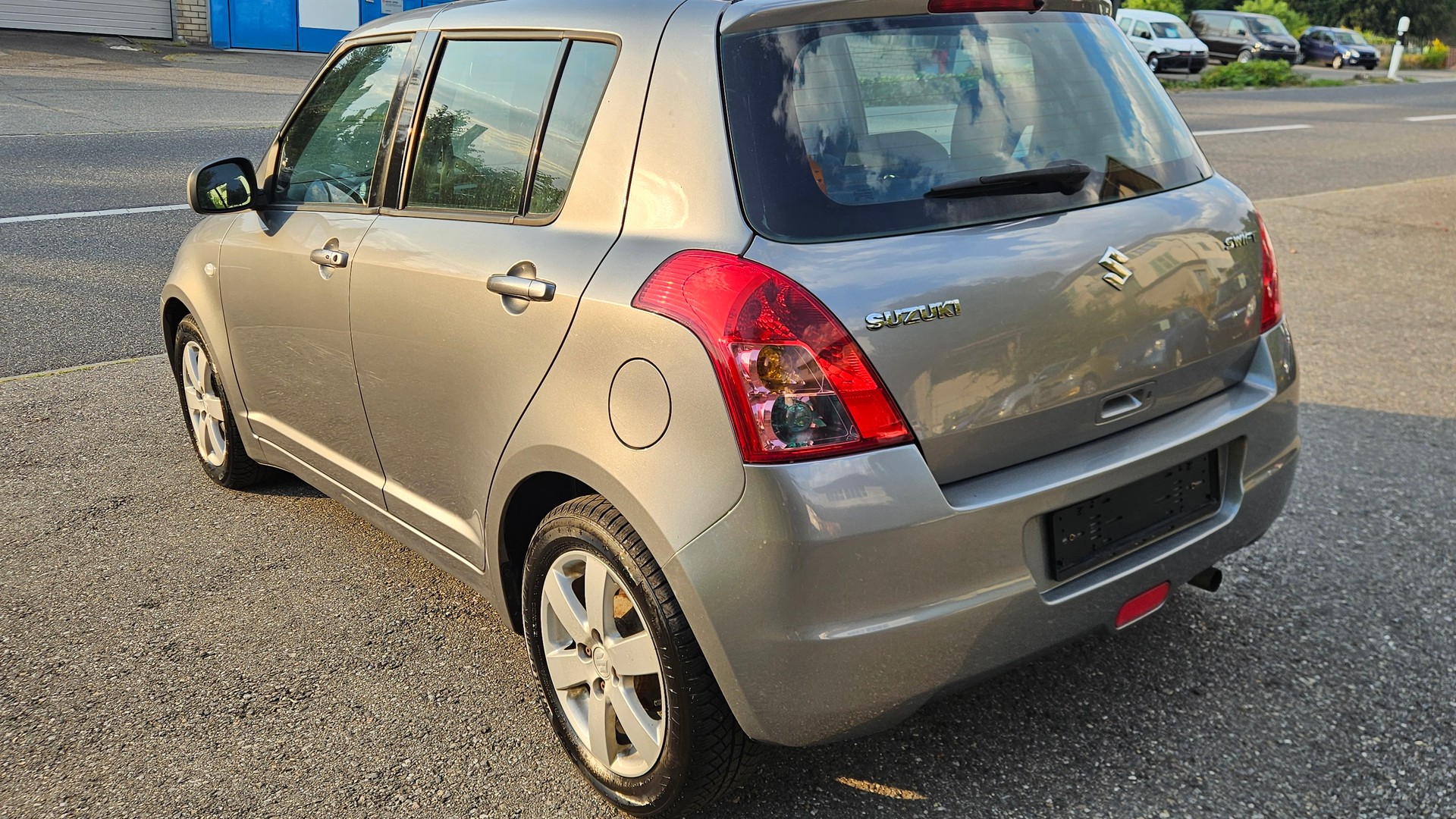 SUZUKI Swift 1.3i 16V GL Top-image-1