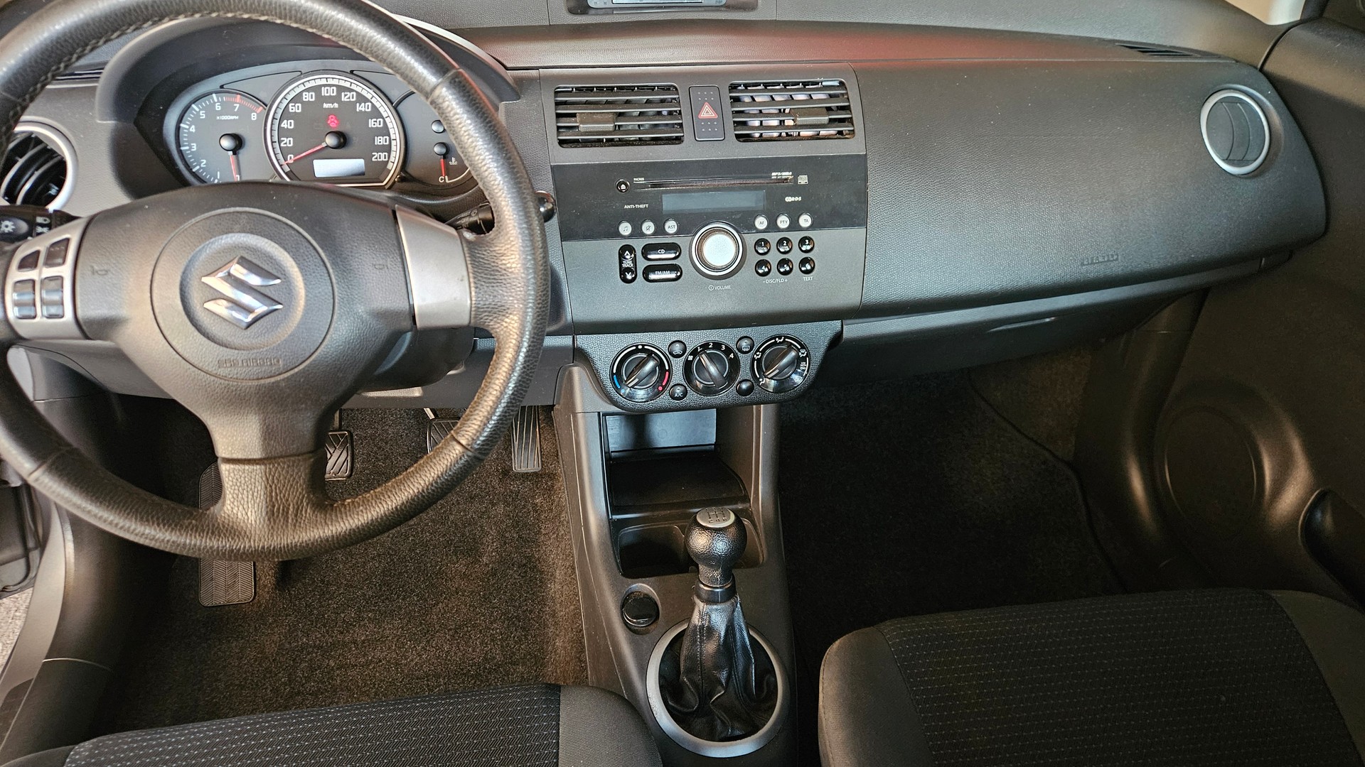 SUZUKI Swift 1.3i 16V GL Top-image-10
