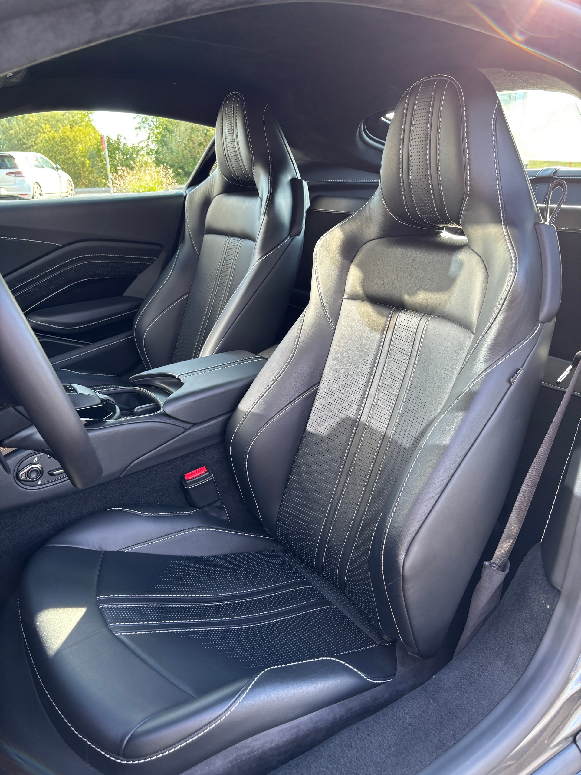 ASTON MARTIN V8 Vantage 4.0 Coupé-image-16