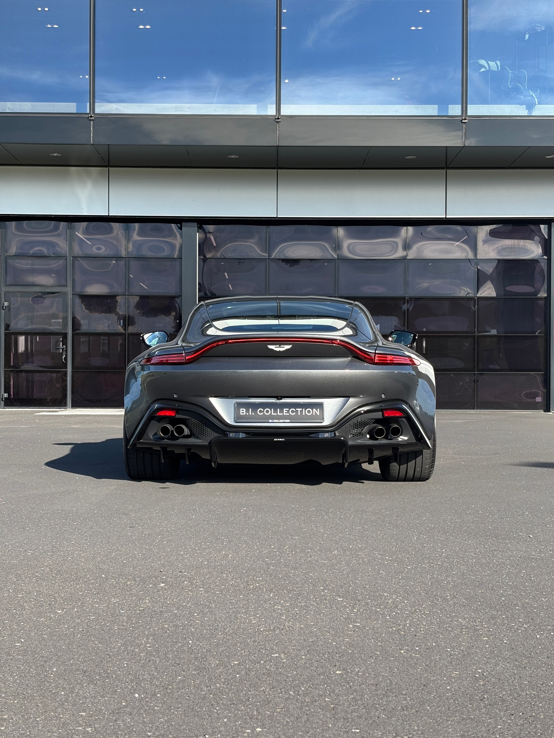 ASTON MARTIN V8 Vantage 4.0 Coupé-image-12
