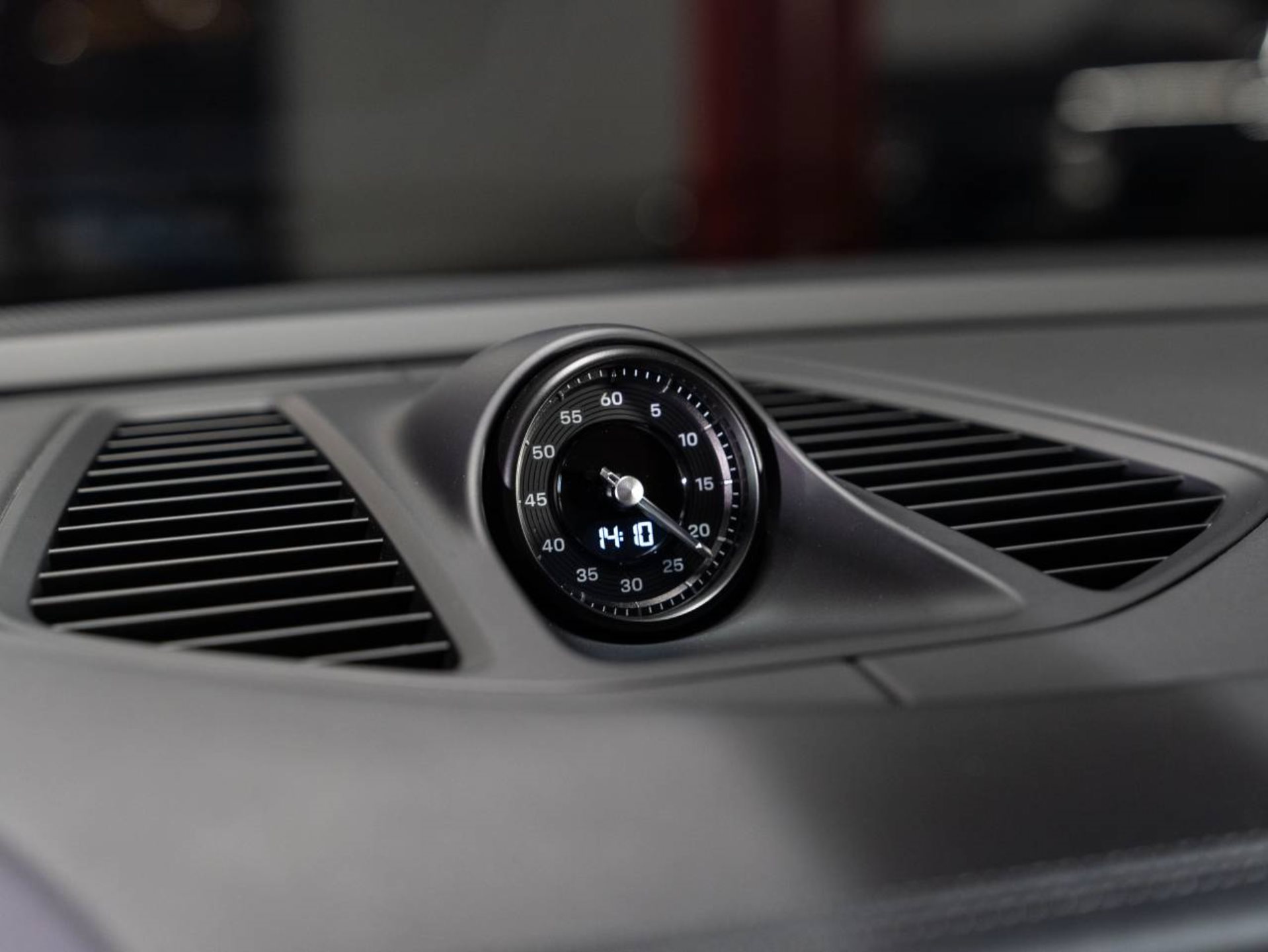 PORSCHE Macan 4-image-9