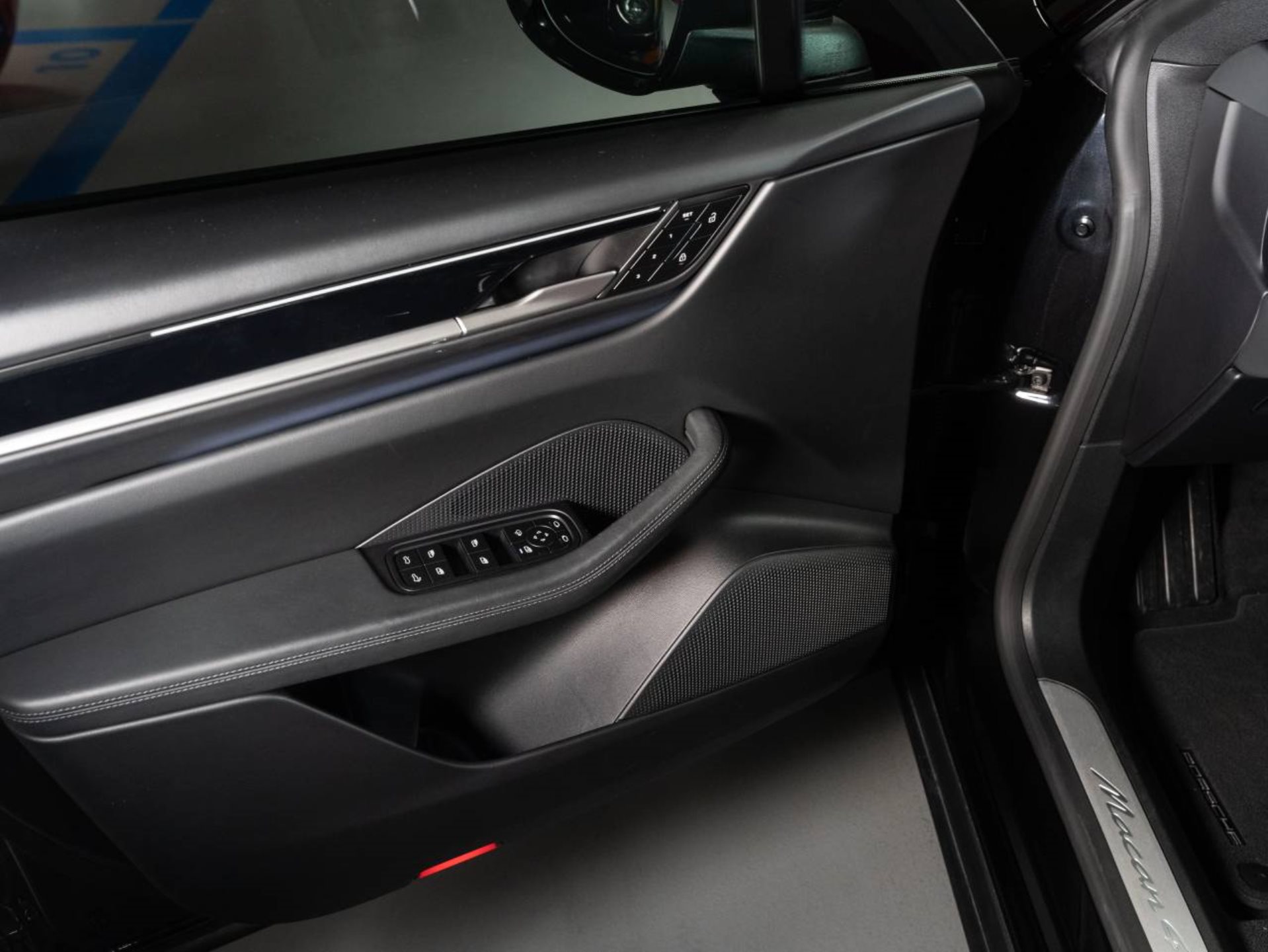 PORSCHE Macan 4-image-15