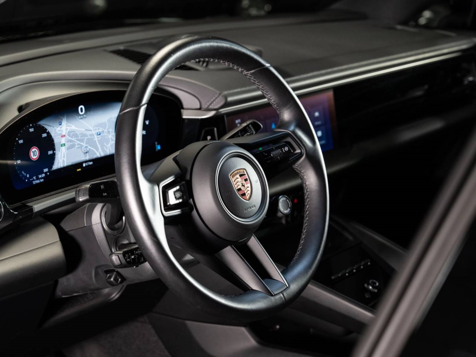 PORSCHE Macan 4-image-8