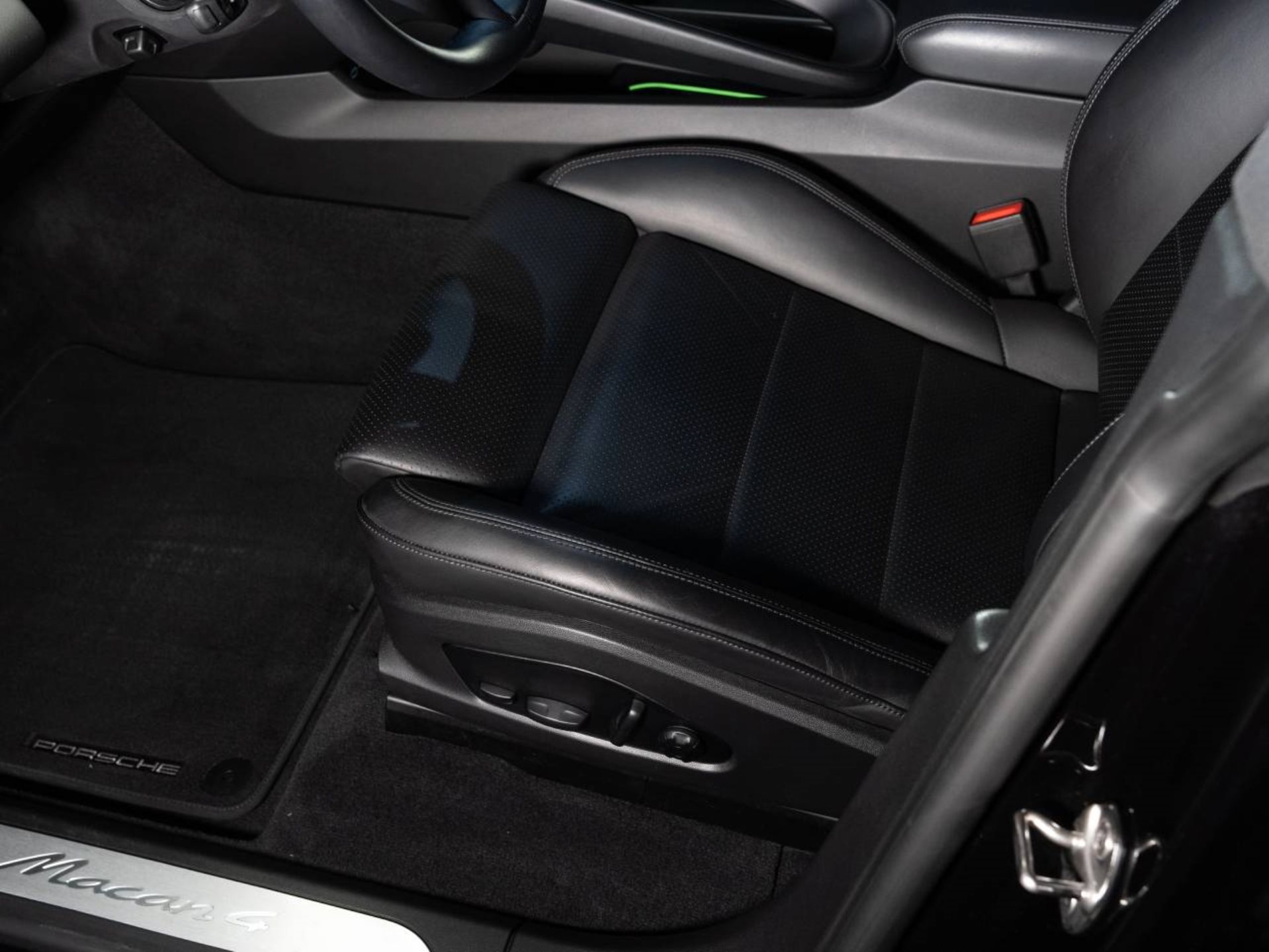 PORSCHE Macan 4-image-14