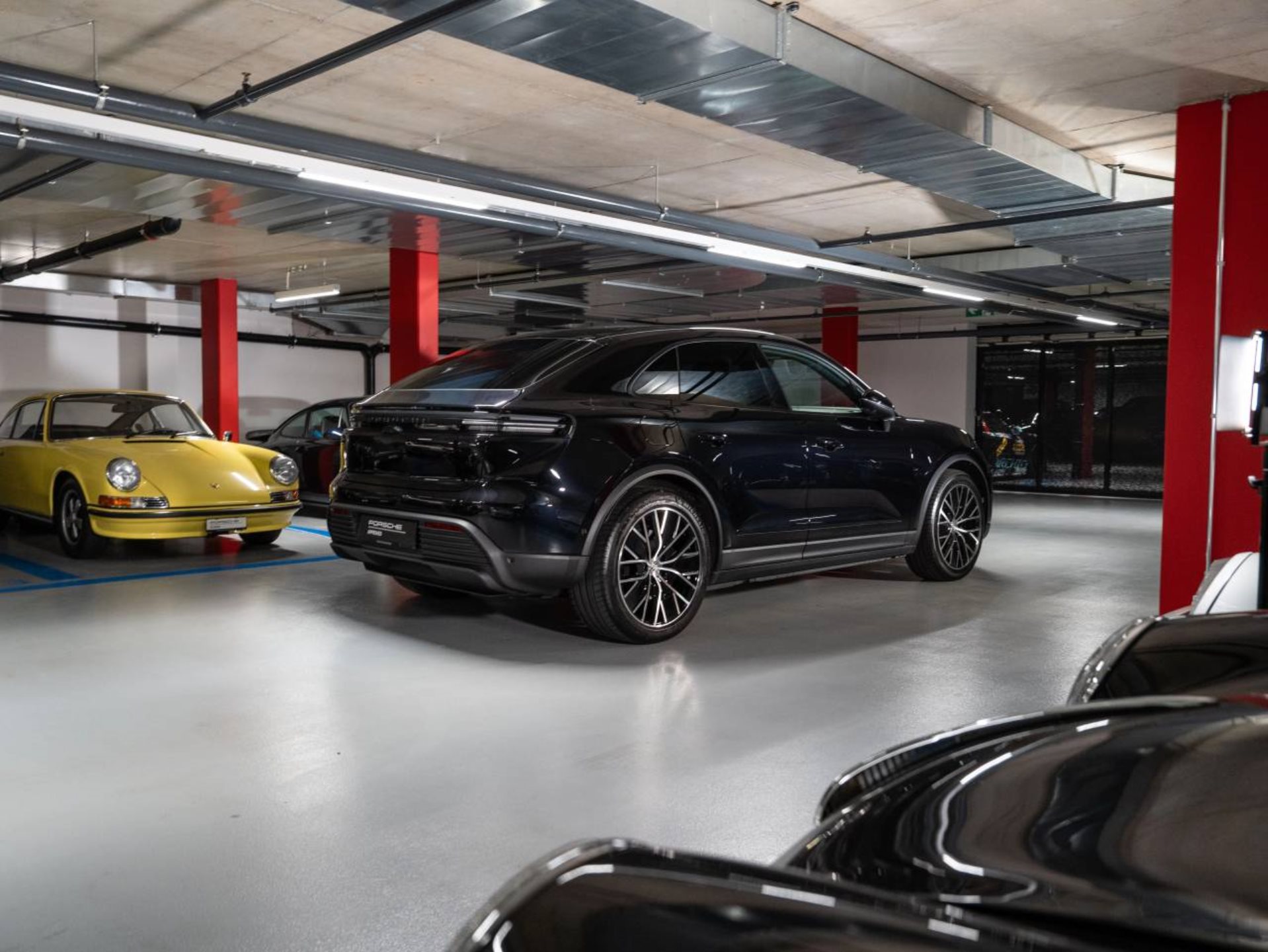 PORSCHE Macan 4-image-1