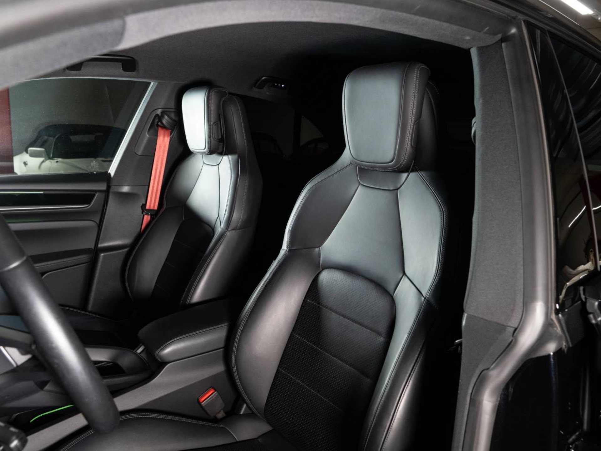 PORSCHE Macan 4-image-13