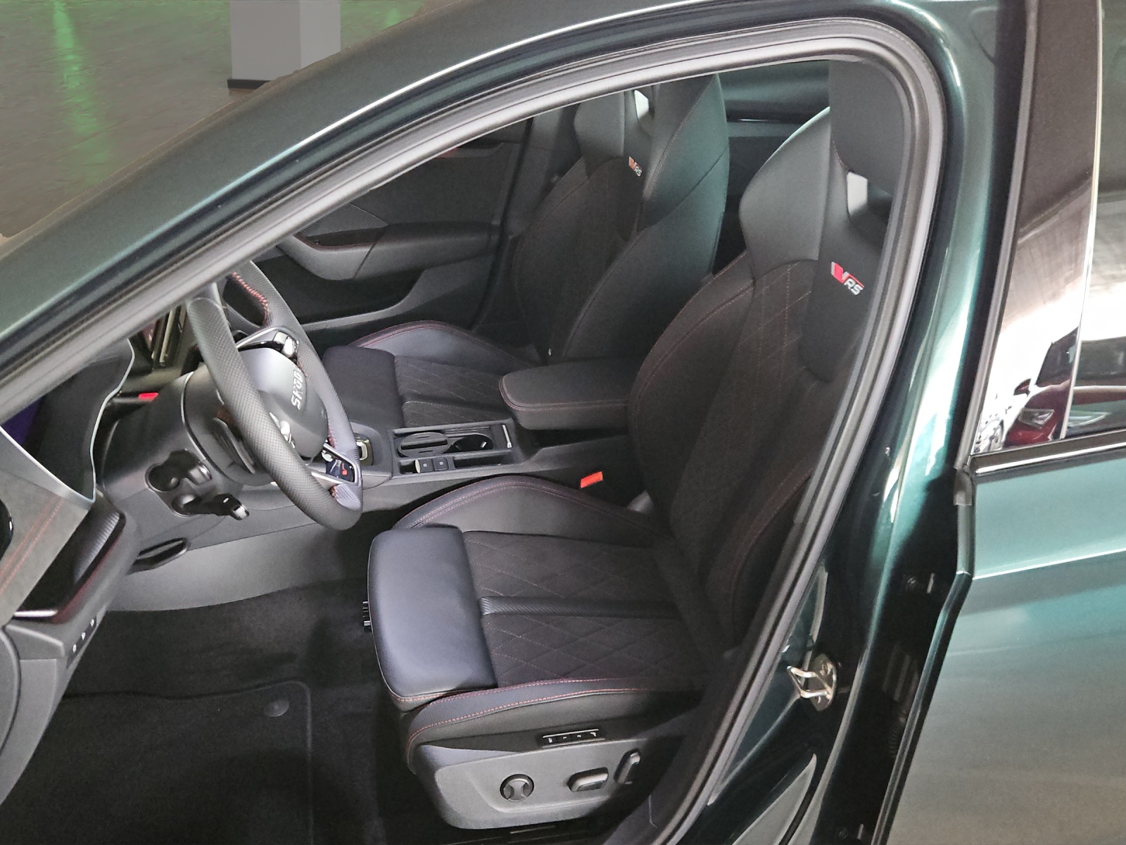 SKODA Octavia Combi 2.0 TSI DSG RS 30 Years Edition-image-8