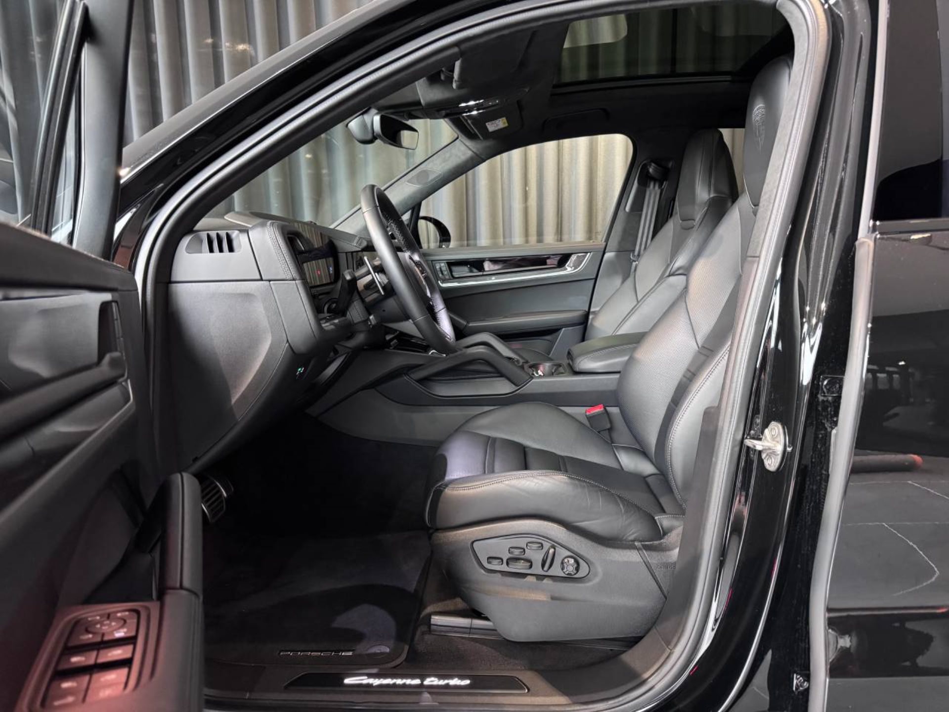 PORSCHE Cayenne Turbo E-Hybrid-image-3