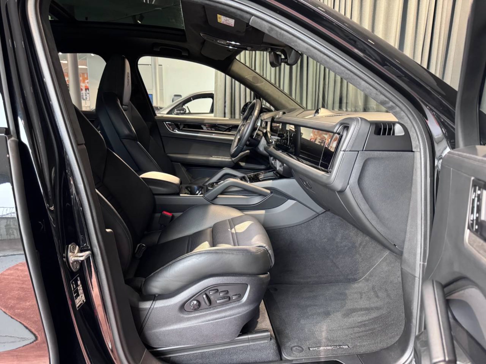 PORSCHE Cayenne Turbo E-Hybrid-image-19