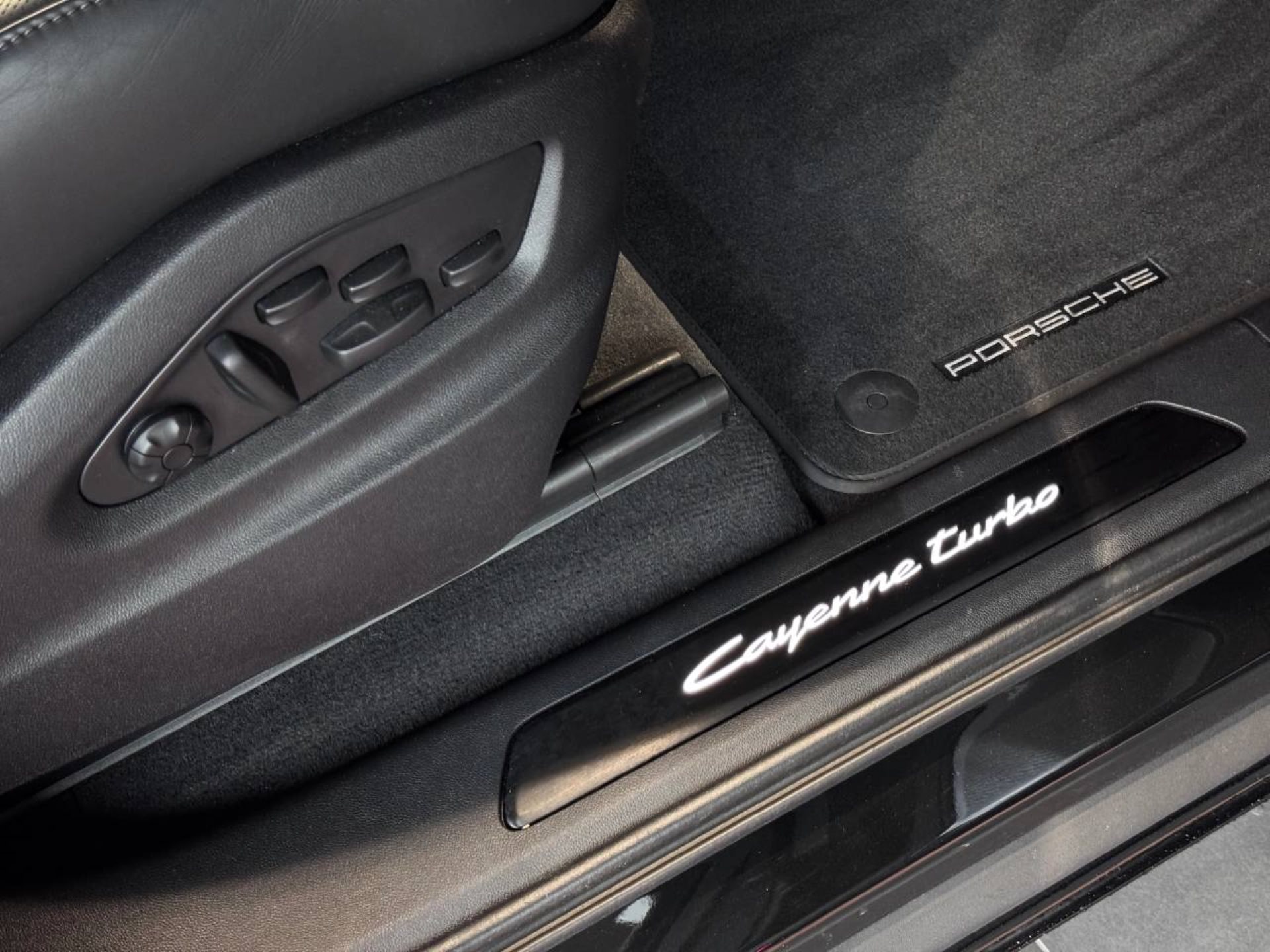 PORSCHE Cayenne Turbo E-Hybrid-image-31