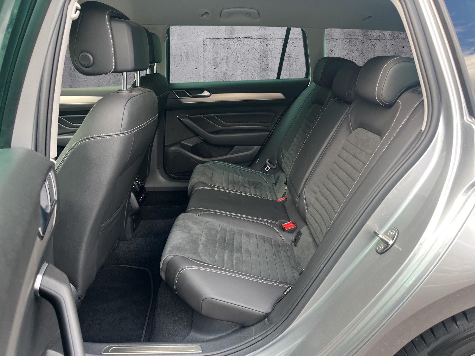 VW Passat Variant 2.0 TDI 200 Elegance DSG 4m-image-14
