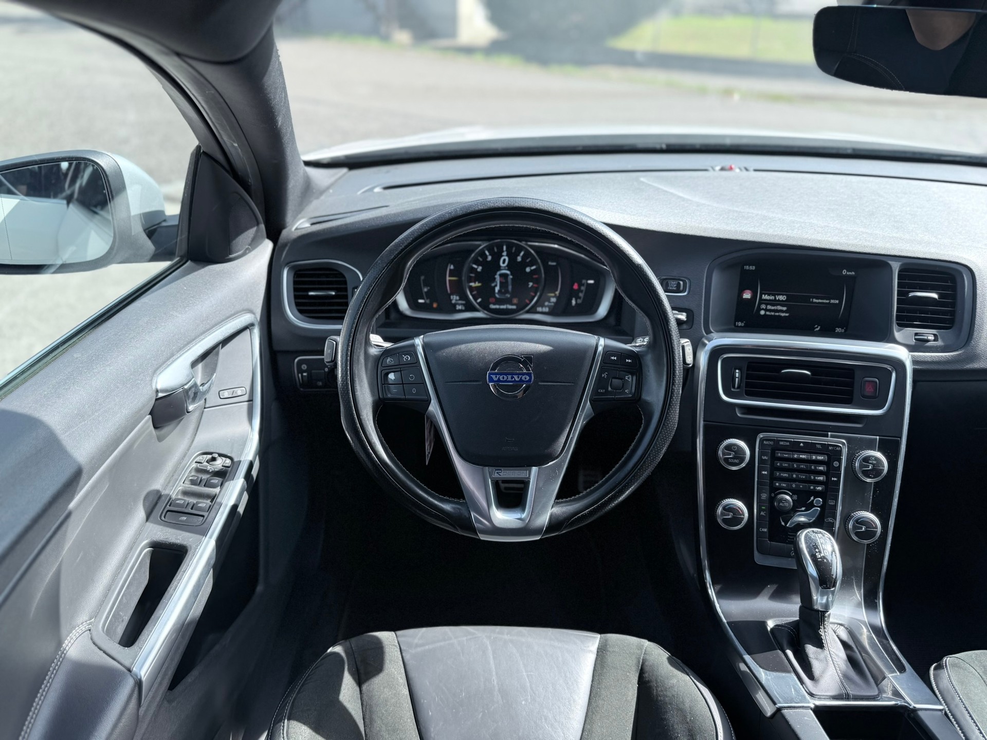 VOLVO V60 T6 Momentum R-Design Geartronic-image-18