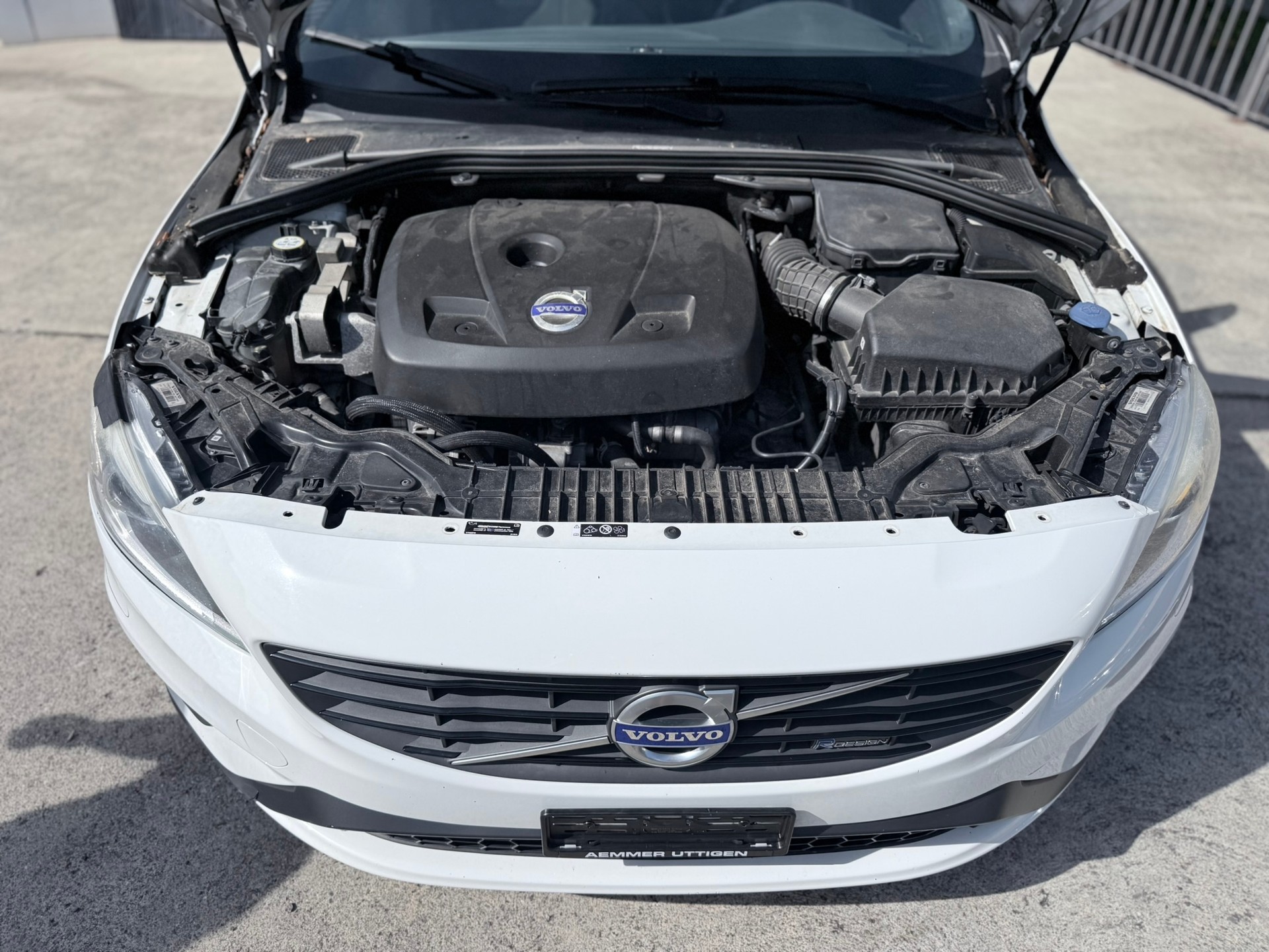 VOLVO V60 T6 Momentum R-Design Geartronic-image-26