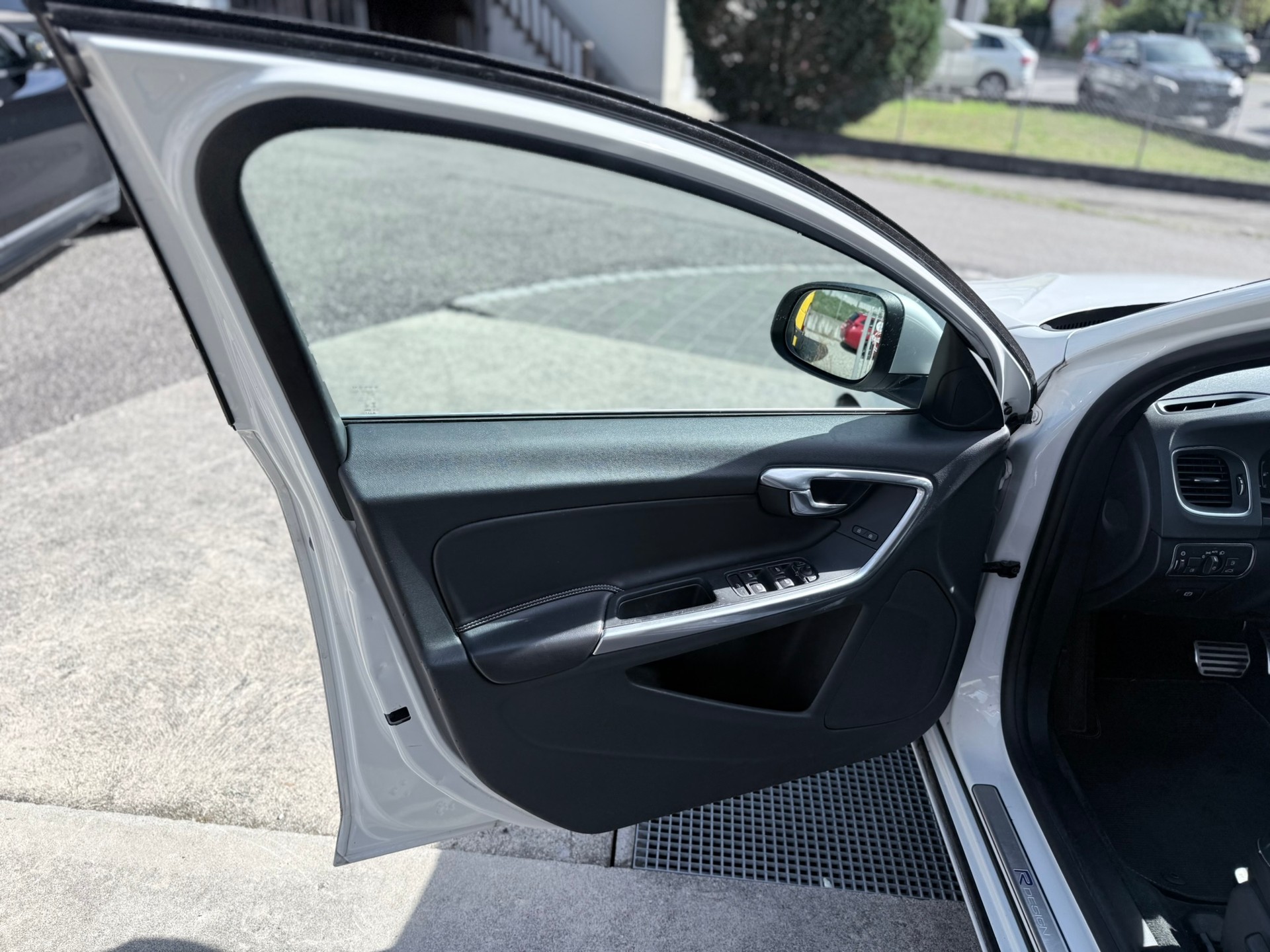 VOLVO V60 T6 Momentum R-Design Geartronic-image-12