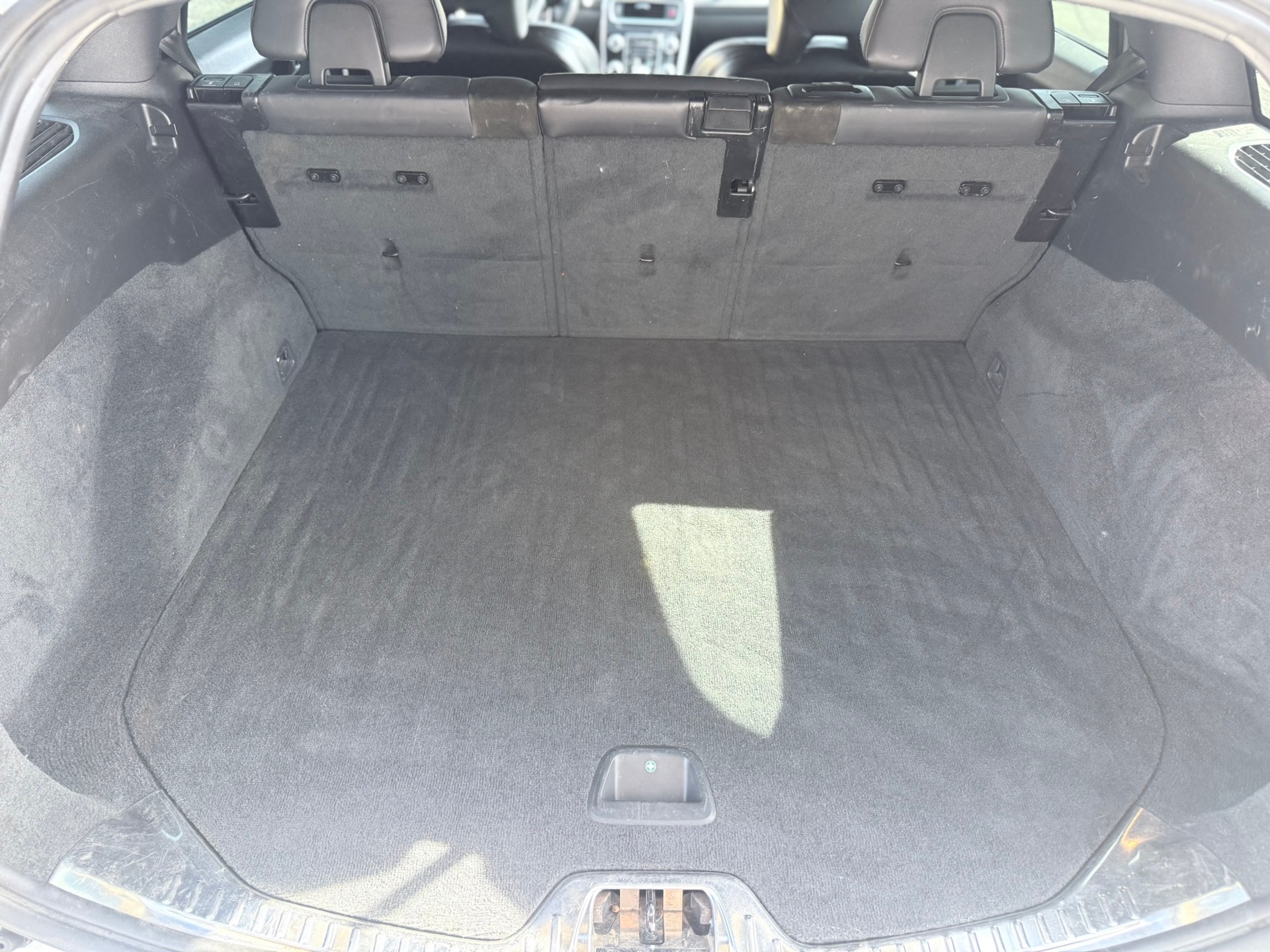 VOLVO V60 T6 Momentum R-Design Geartronic-image-22