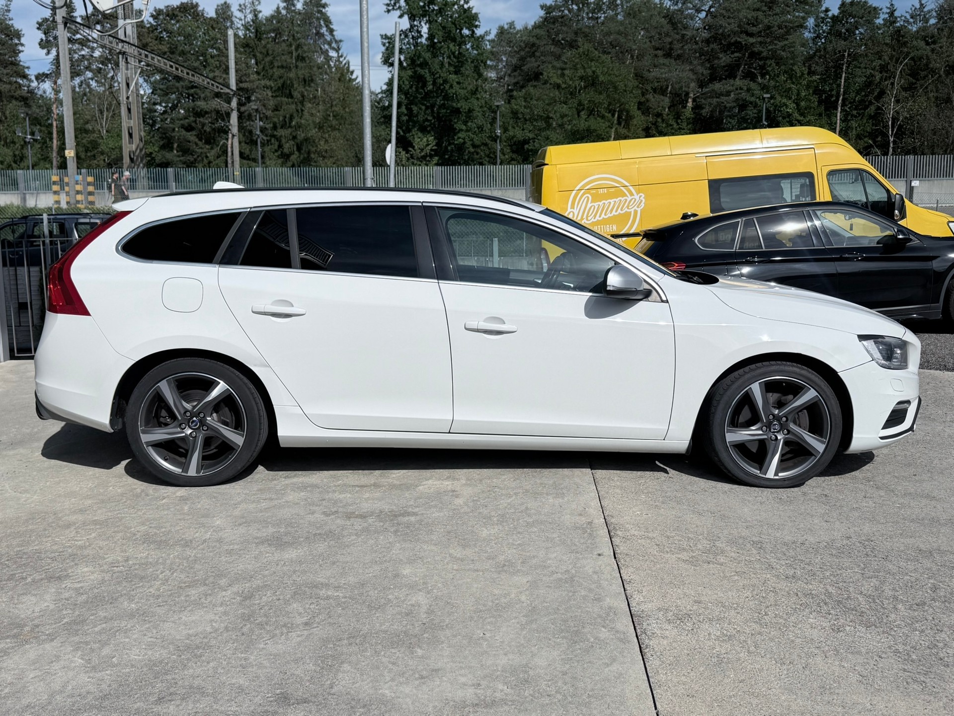 VOLVO V60 T6 Momentum R-Design Geartronic-showroom-element-3