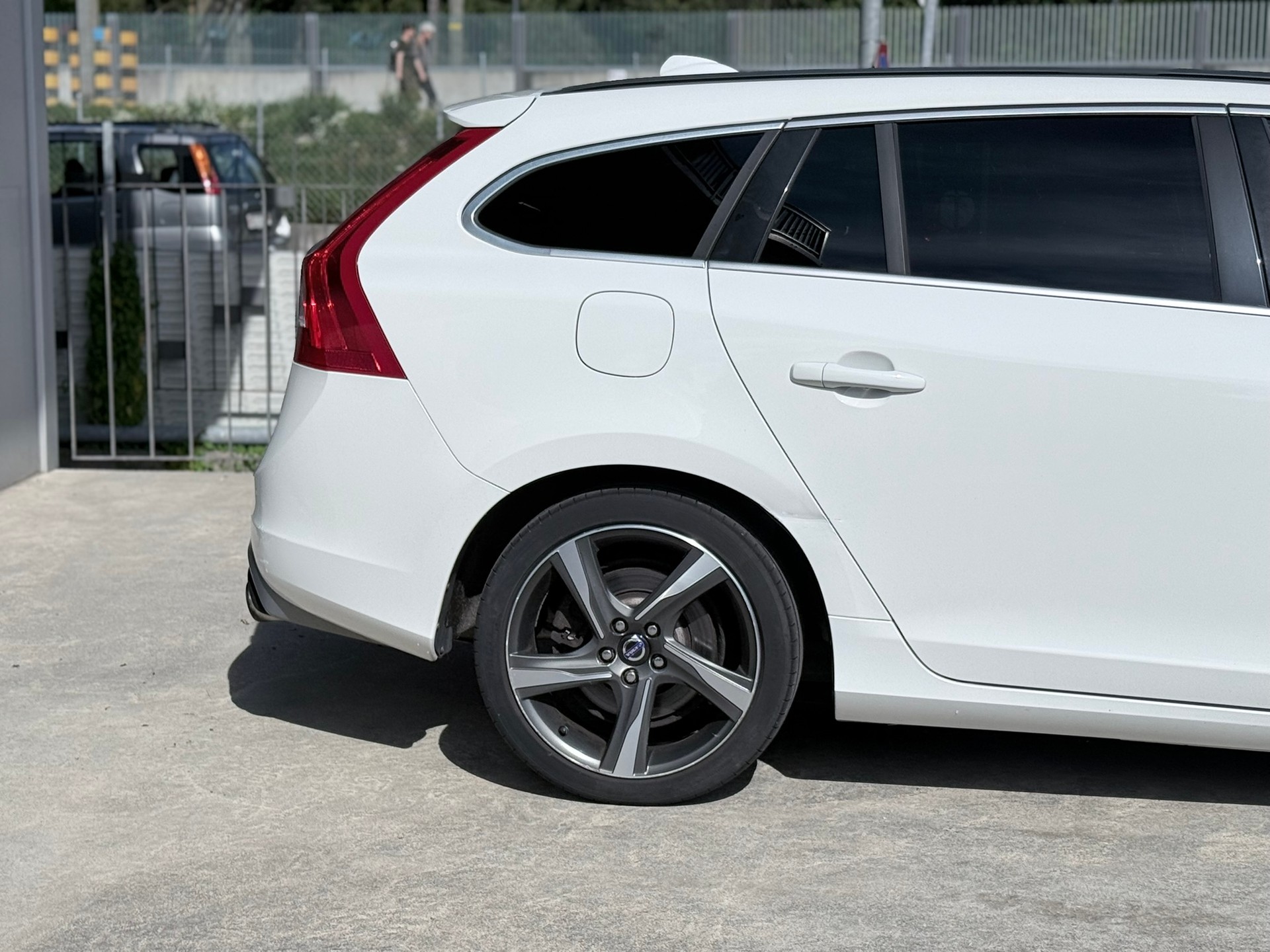 VOLVO V60 T6 Momentum R-Design Geartronic-image-5