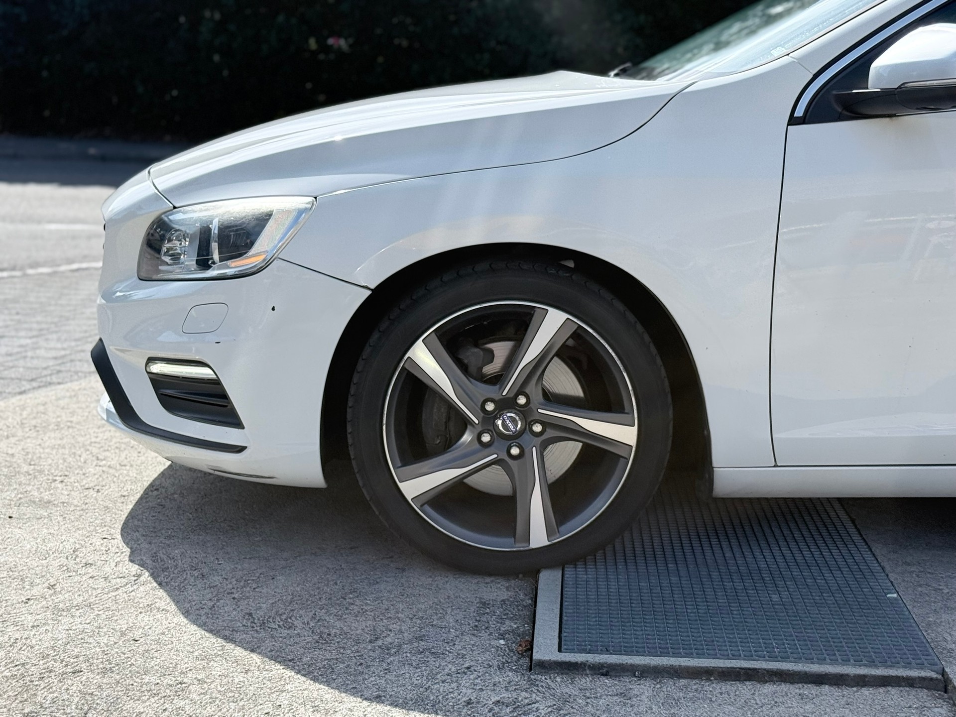 VOLVO V60 T6 Momentum R-Design Geartronic-image-9