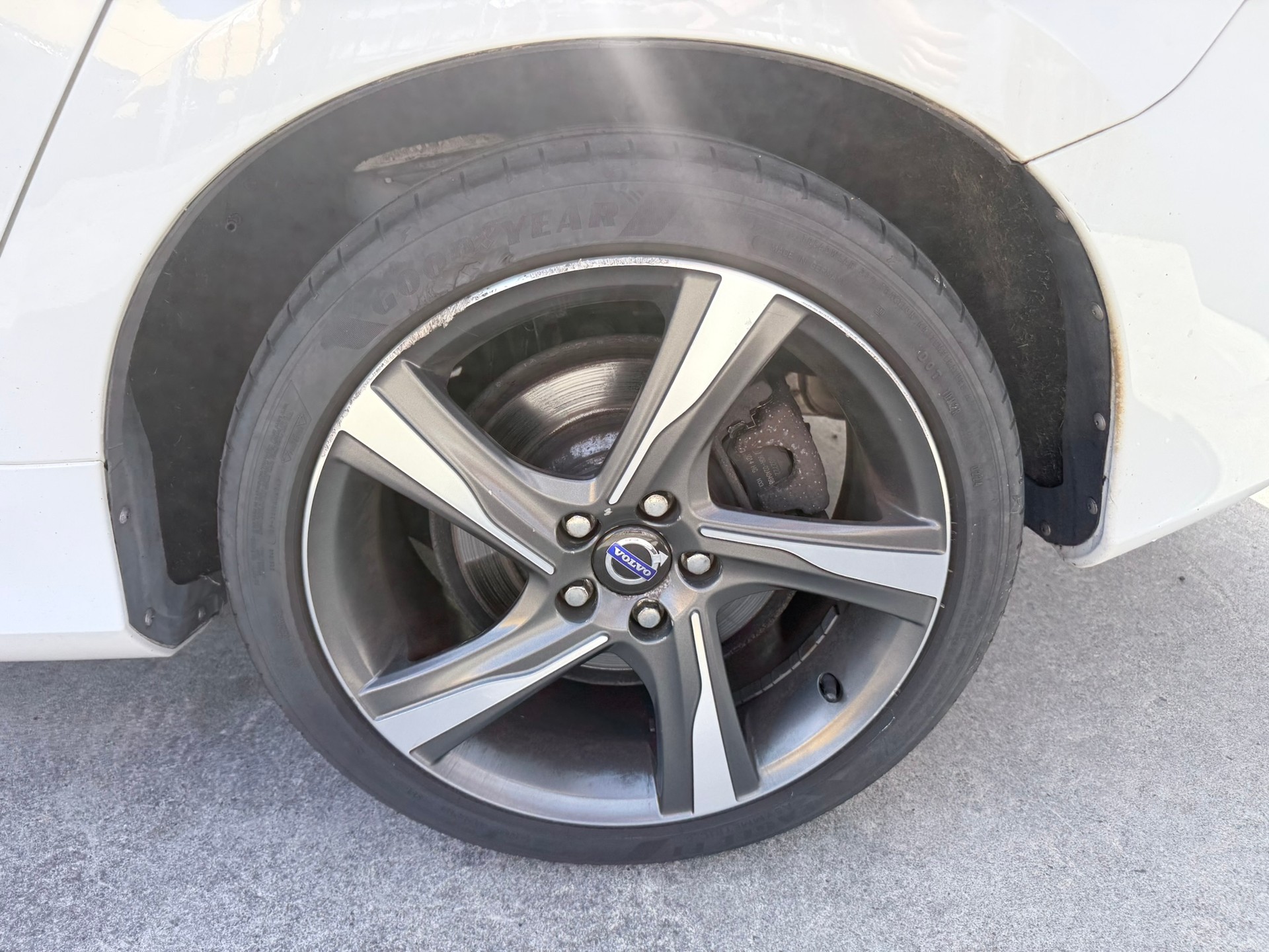 VOLVO V60 T6 Momentum R-Design Geartronic-image-31