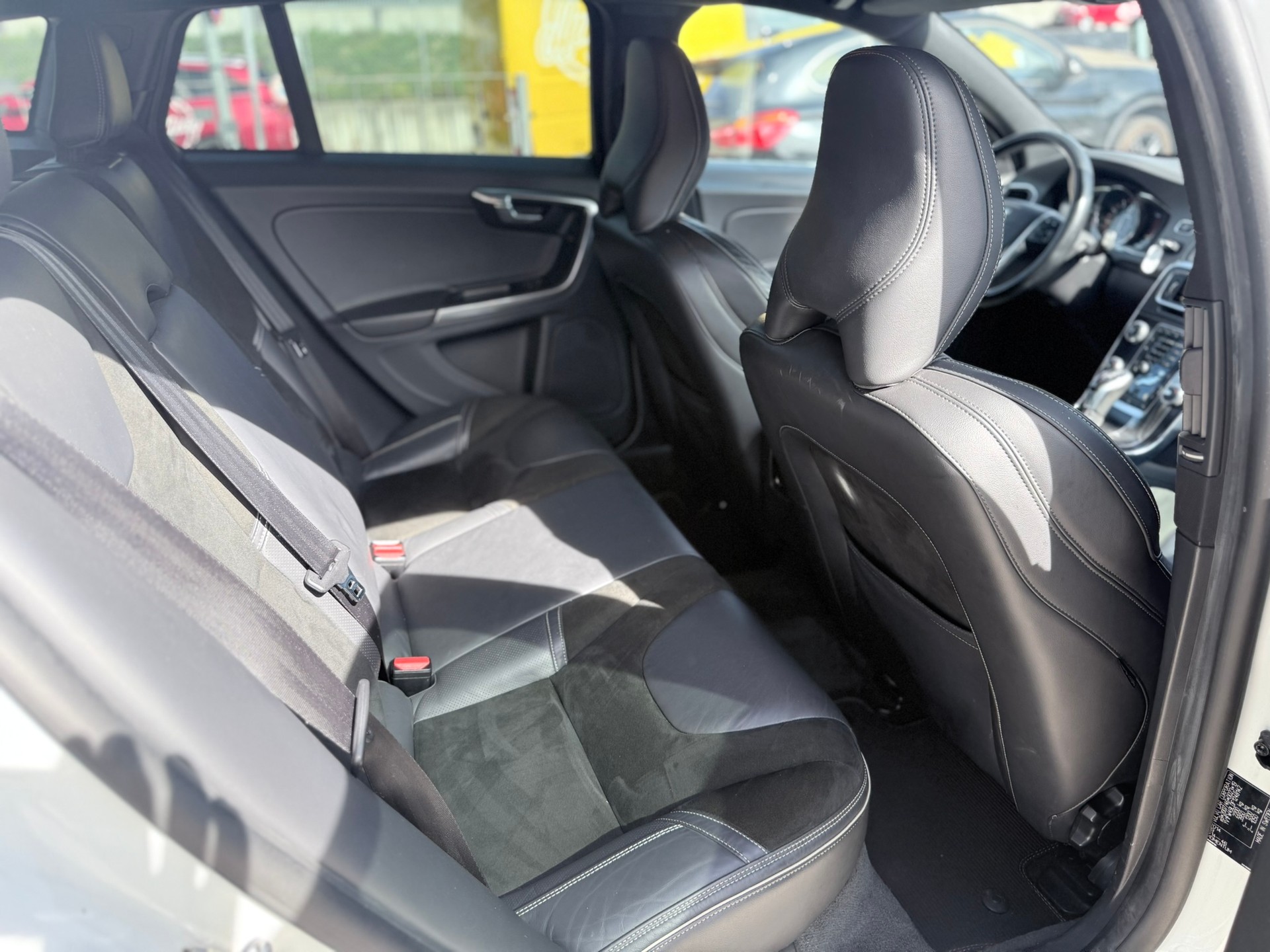 VOLVO V60 T6 Momentum R-Design Geartronic-image-23