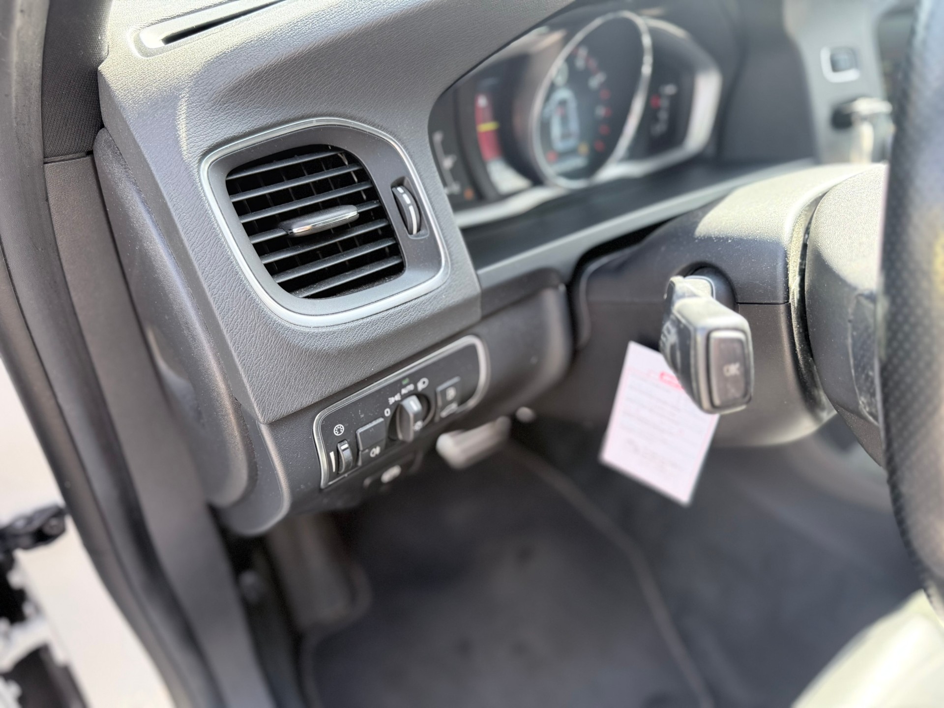VOLVO V60 T6 Momentum R-Design Geartronic-image-15