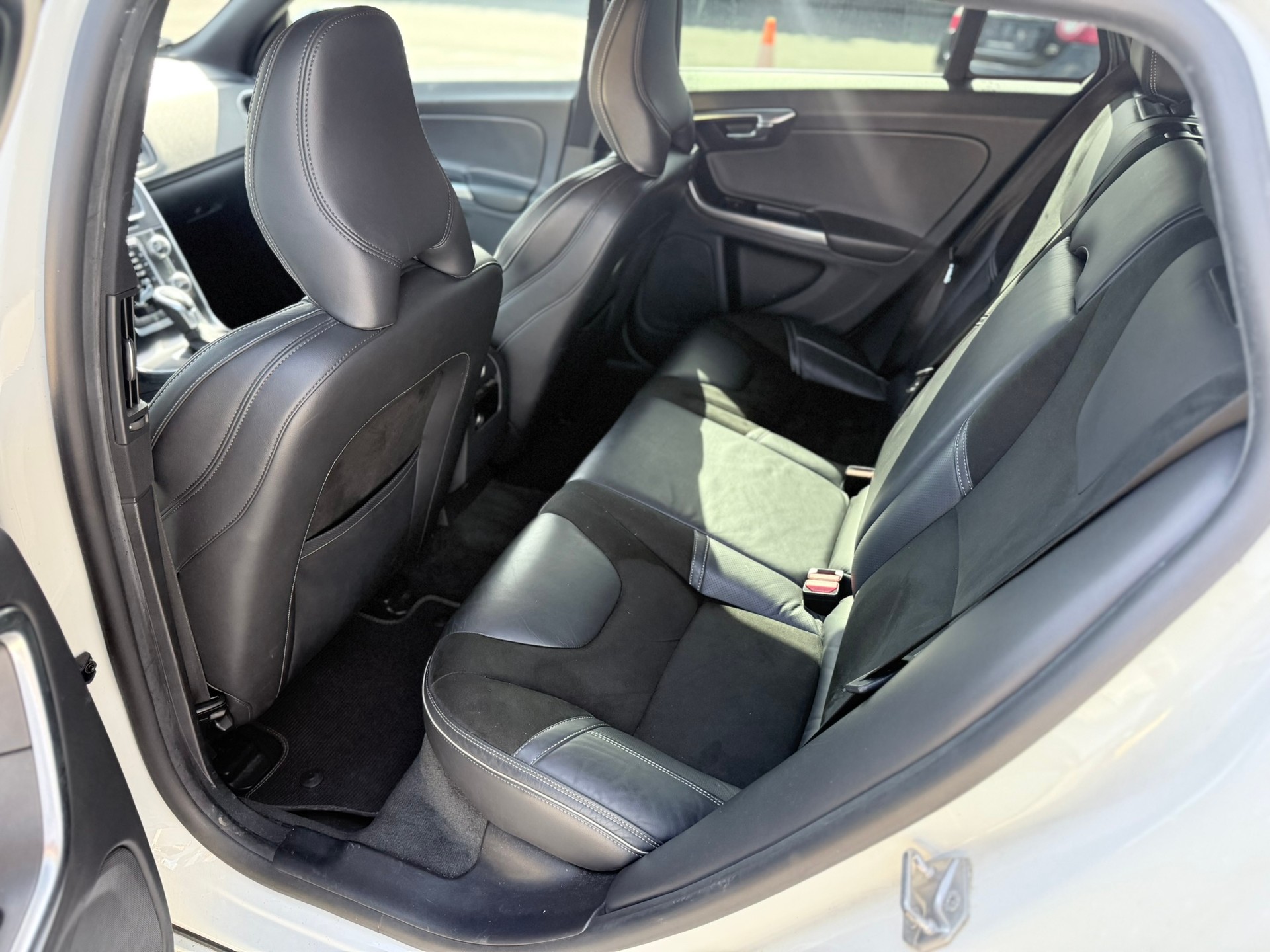 VOLVO V60 T6 Momentum R-Design Geartronic-image-17