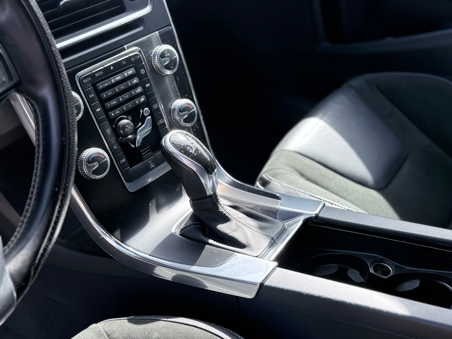 VOLVO V60 T6 Momentum R-Design Geartronic-image-16