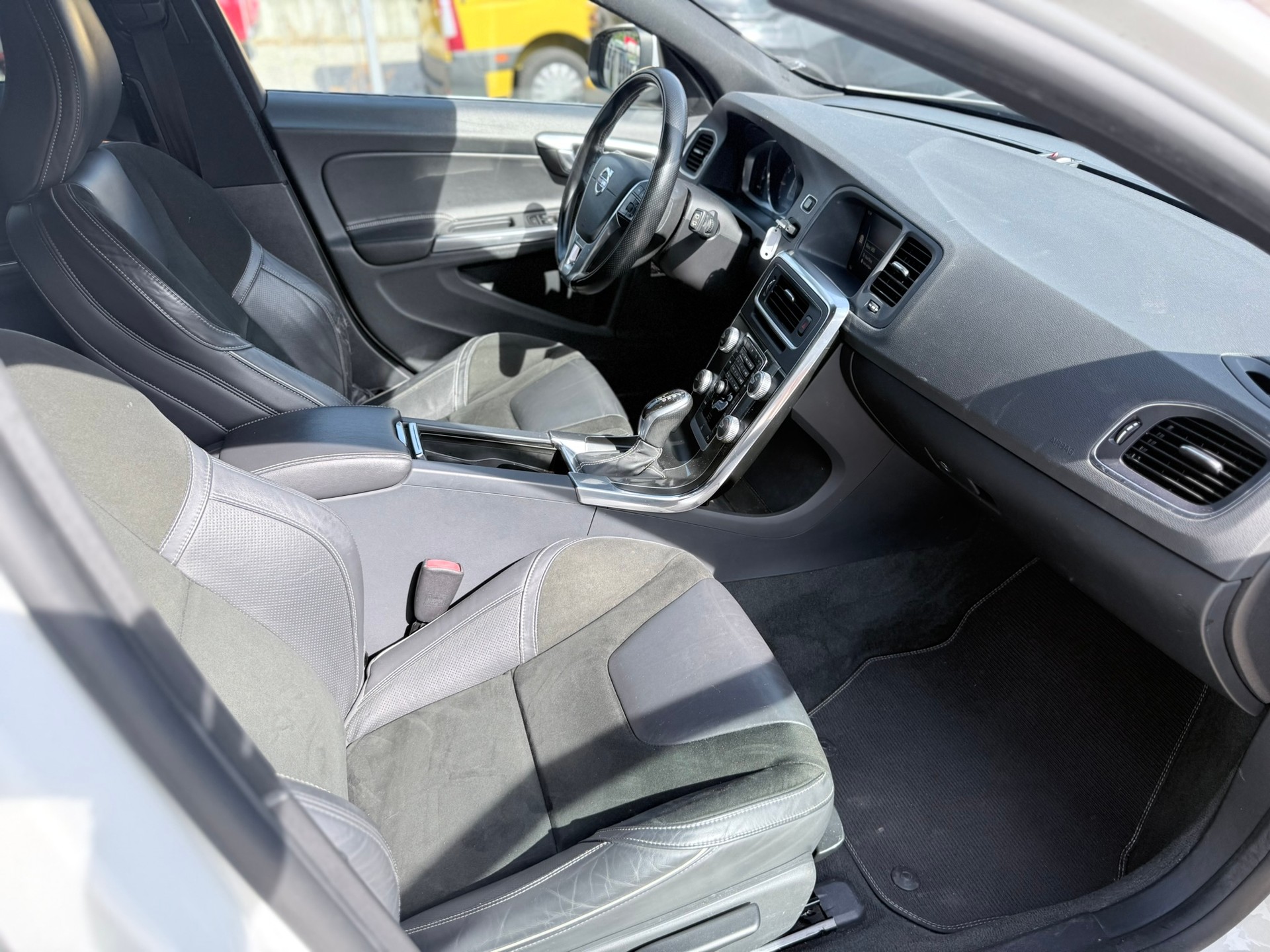 VOLVO V60 T6 Momentum R-Design Geartronic-image-24