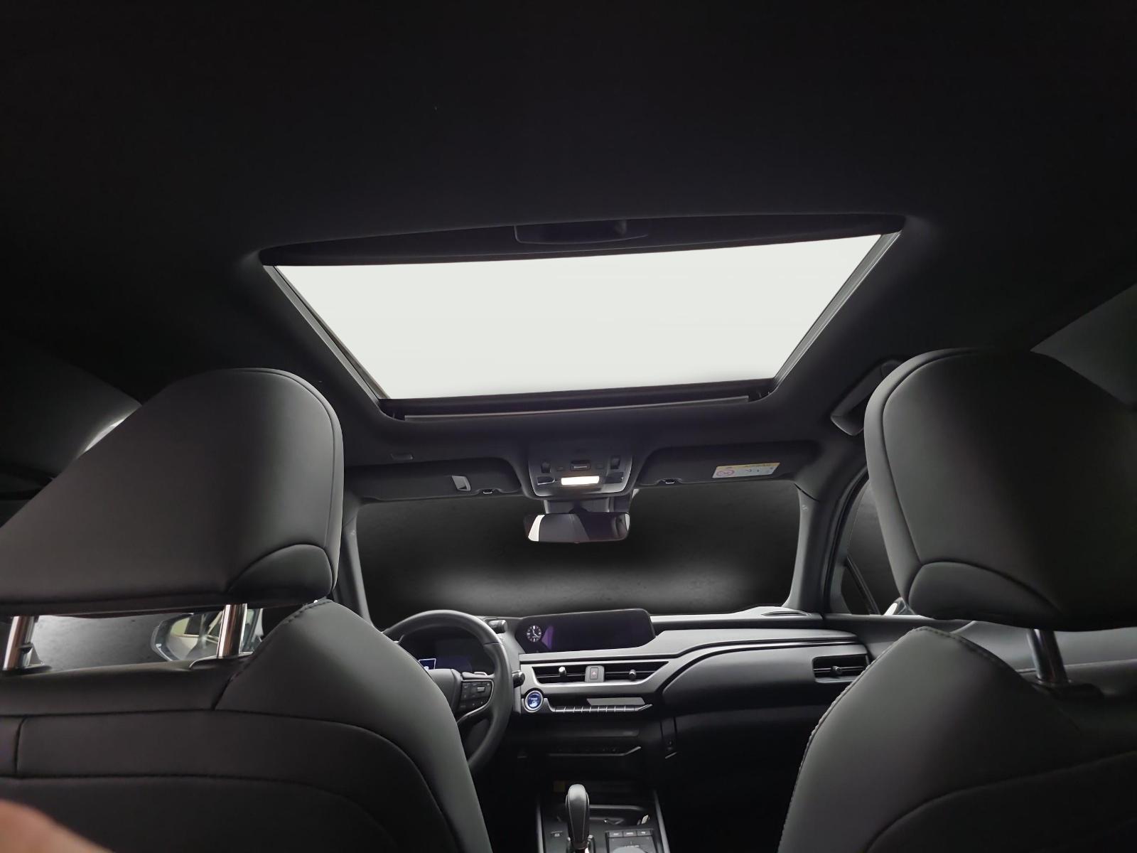 LEXUS UX 300e Excellence-image-12