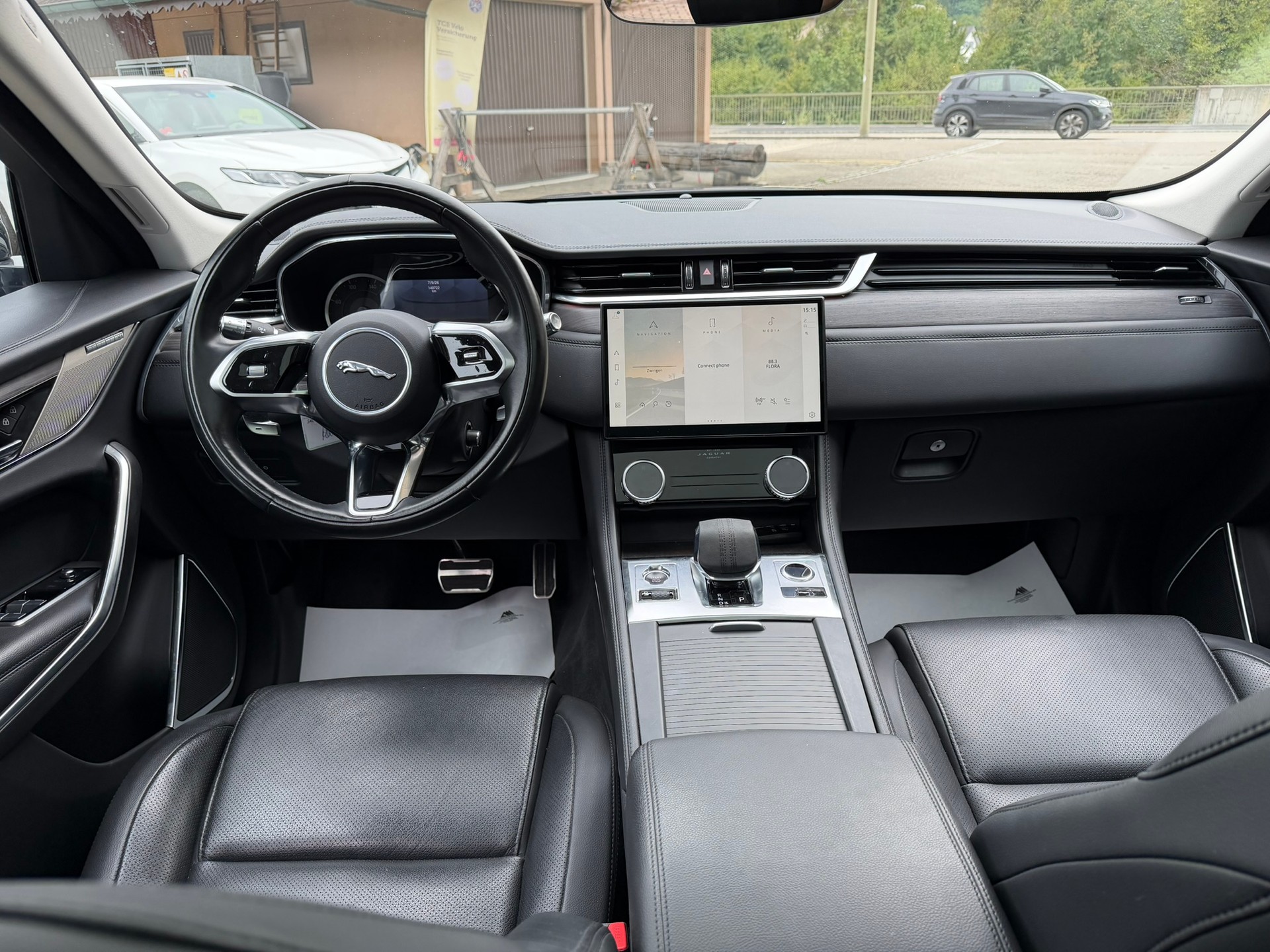 JAGUAR F-Pace 2.0 D200 MHEV SE AWD-image-6