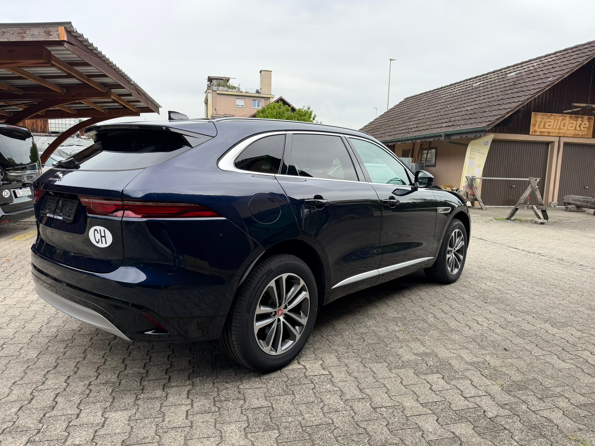 JAGUAR F-Pace 2.0 D200 MHEV SE AWD-image-3