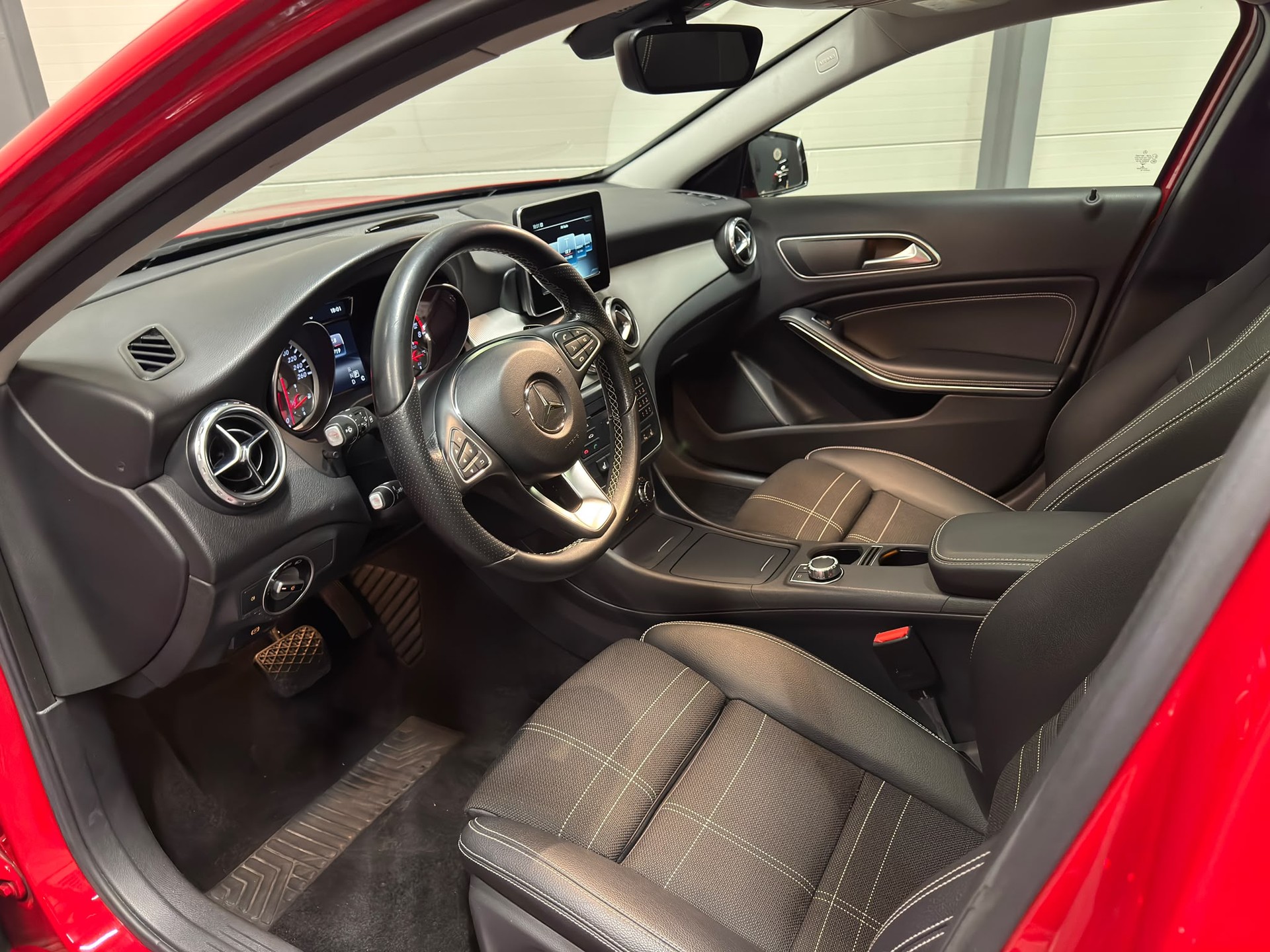 MERCEDES-BENZ GLA 200 Urban-image-10
