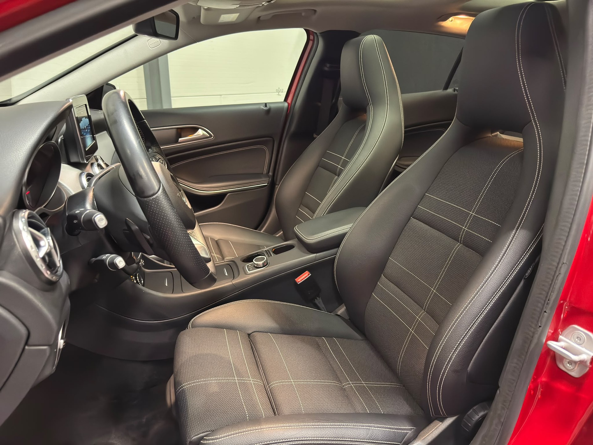 MERCEDES-BENZ GLA 200 Urban-image-9