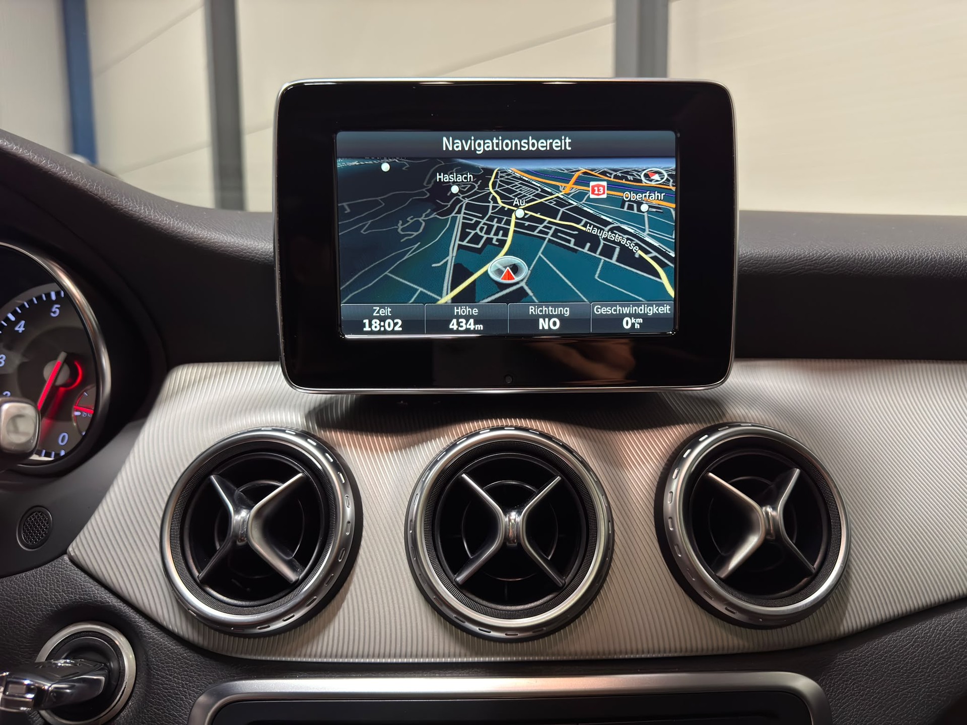 MERCEDES-BENZ GLA 200 Urban-image-11