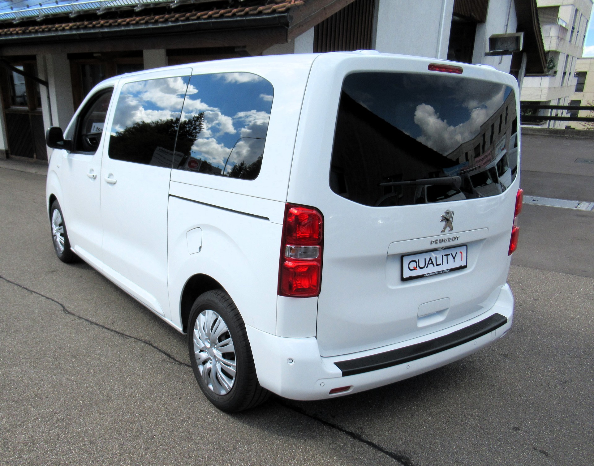 PEUGEOT Traveller 2.0 BlueHDi Business Standard EAT8-image-2