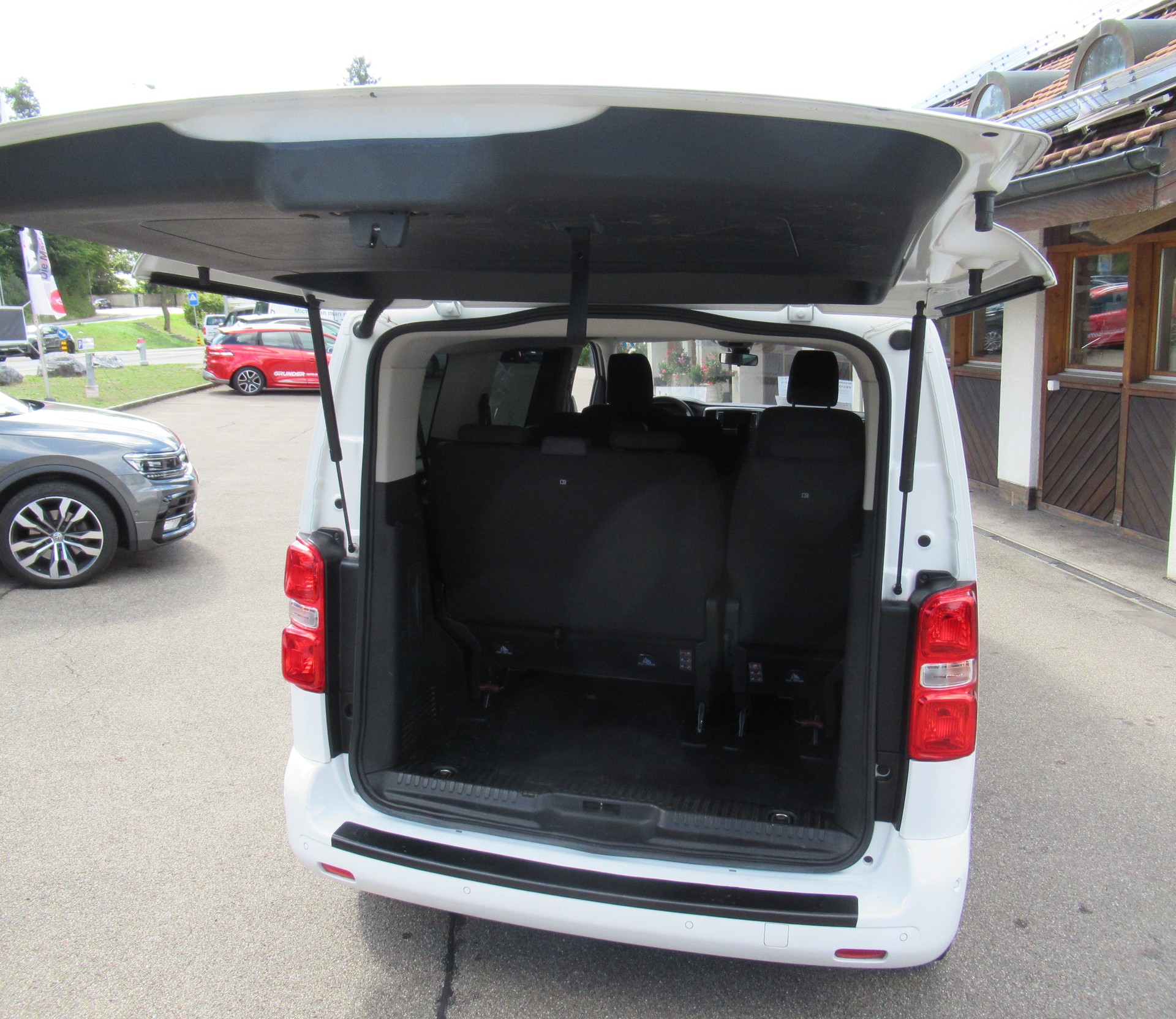 PEUGEOT Traveller 2.0 BlueHDi Business Standard EAT8-image-4