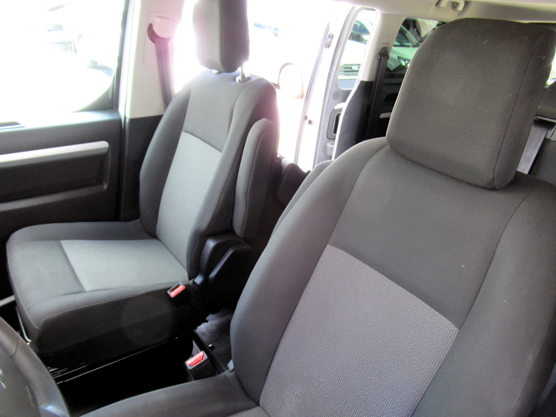 PEUGEOT Traveller 2.0 BlueHDi Business Standard EAT8-image-11