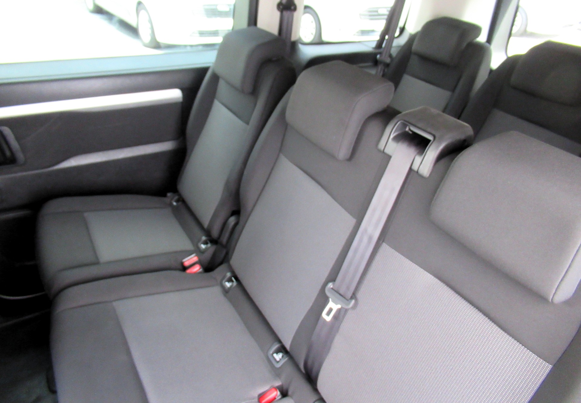 PEUGEOT Traveller 2.0 BlueHDi Business Standard EAT8-image-5