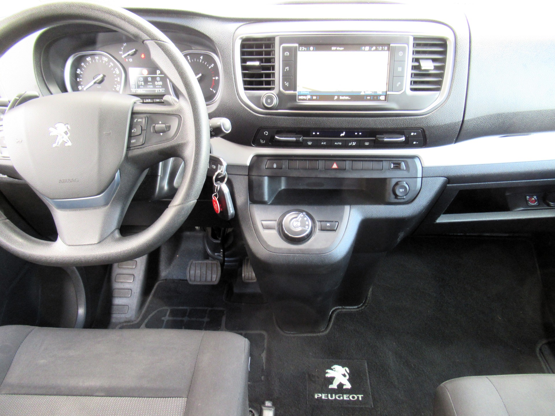 PEUGEOT Traveller 2.0 BlueHDi Business Standard EAT8-image-10