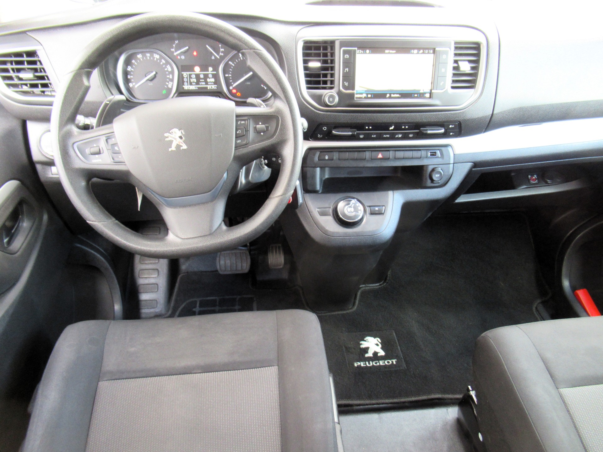 PEUGEOT Traveller 2.0 BlueHDi Business Standard EAT8-image-8