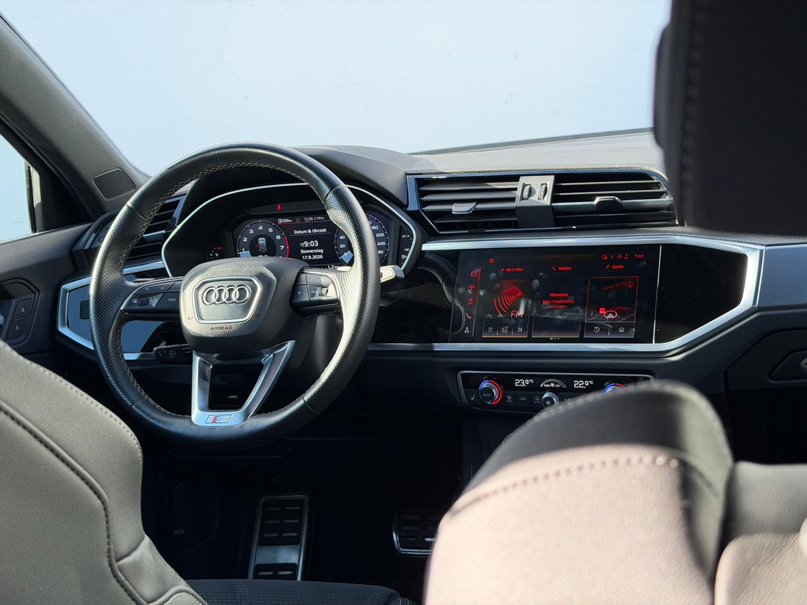 AUDI Q3 40 TFSI S line quattro S-tronic-image-9