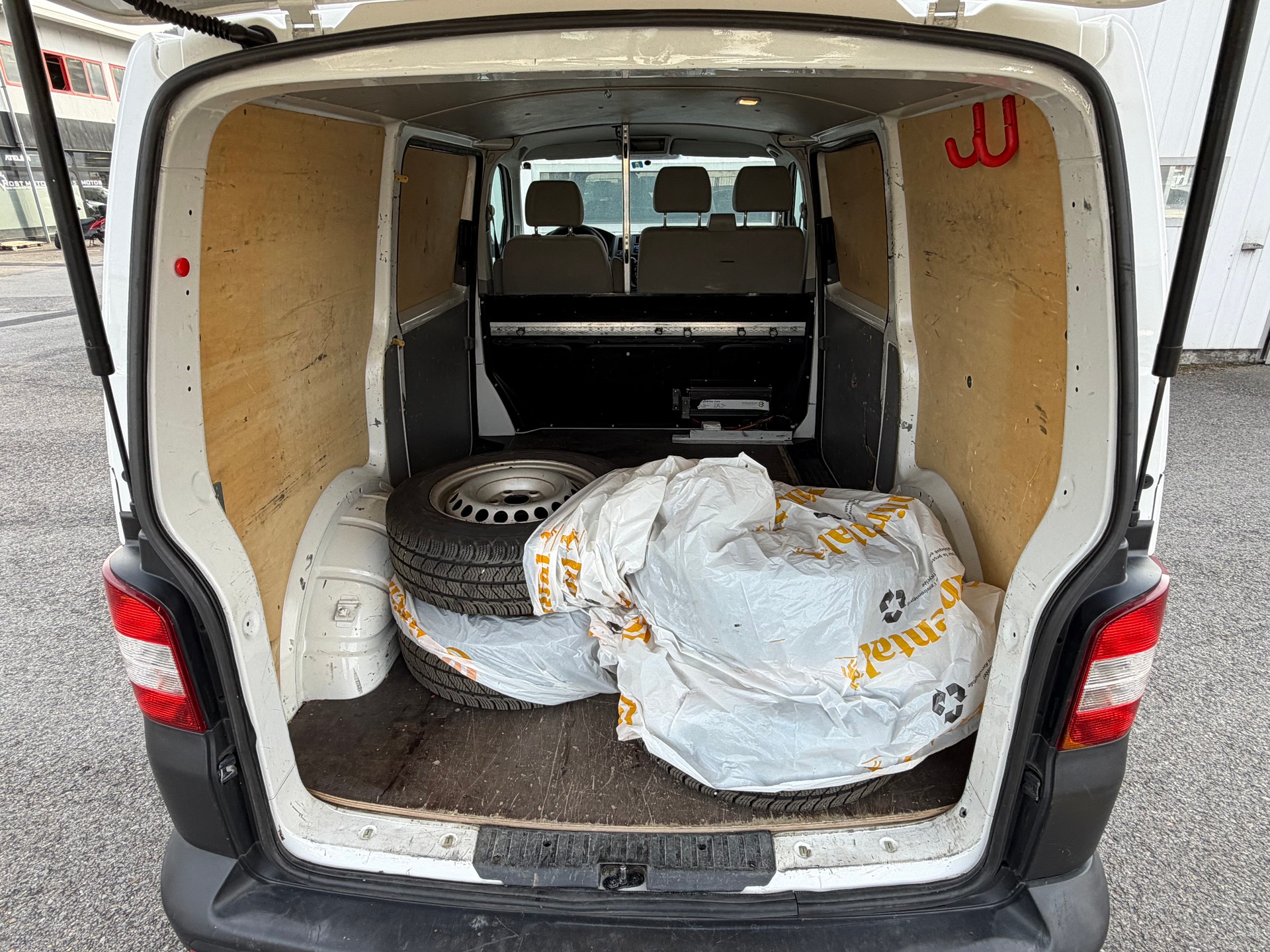 VW T5 2.0 TDI Entry-image-5