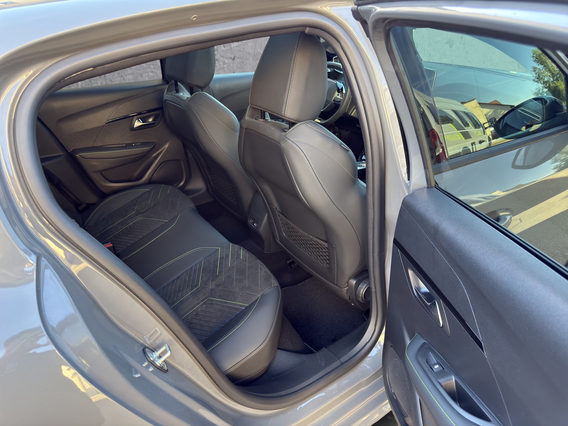 PEUGEOT 208 1.2 Hybrid 145 GT Exclusive-image-16