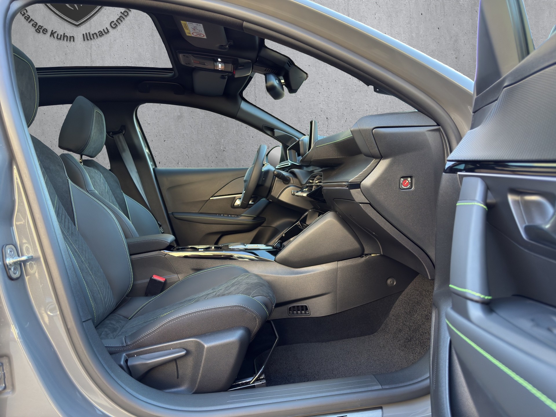 PEUGEOT 208 1.2 Hybrid 145 GT Exclusive-image-17
