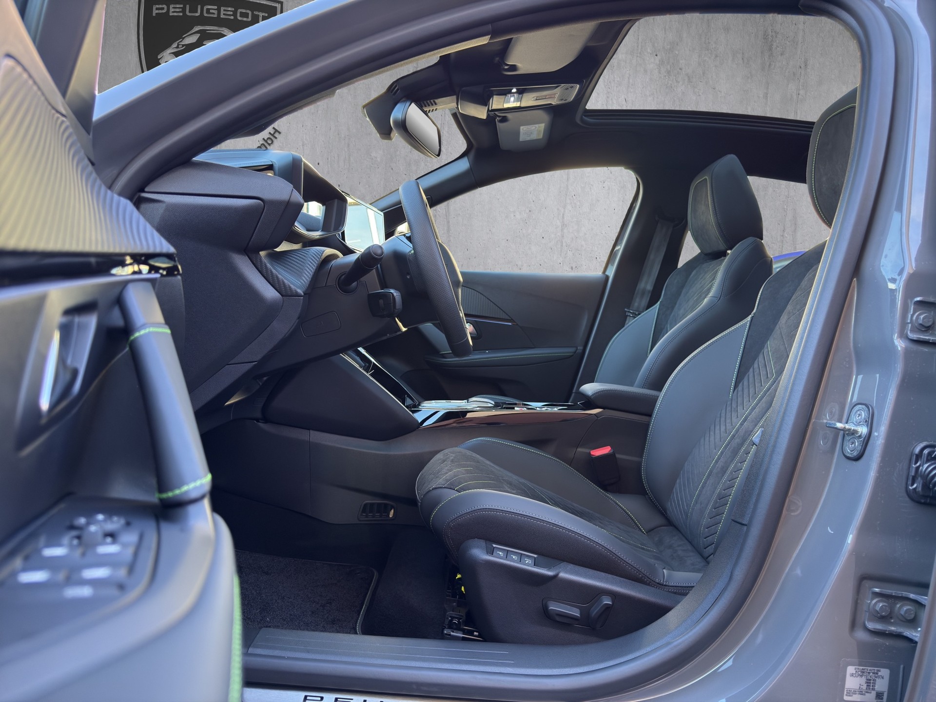 PEUGEOT 208 1.2 Hybrid 145 GT Exclusive-image-8