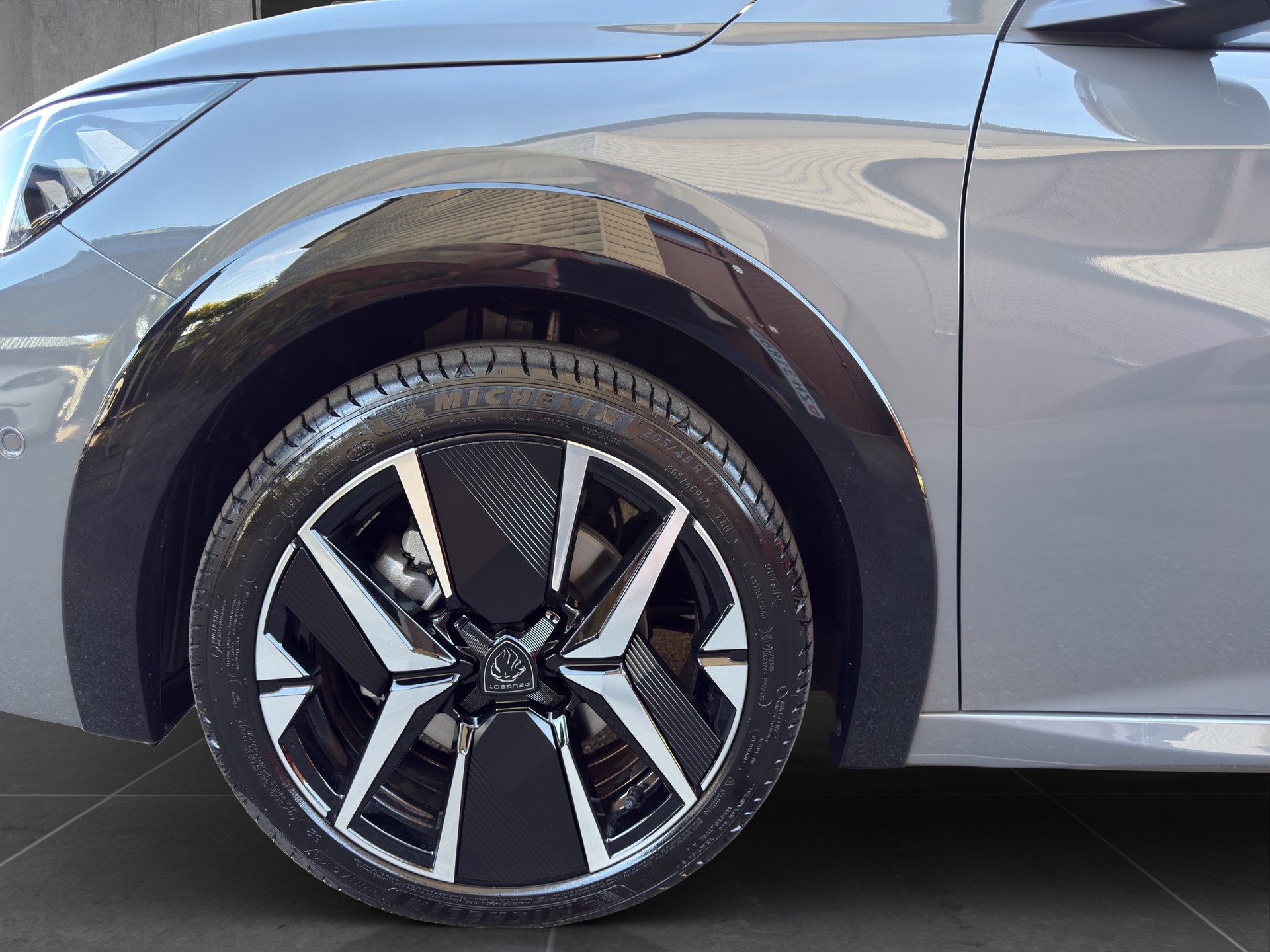 PEUGEOT 208 1.2 Hybrid 145 GT Exclusive-image-18