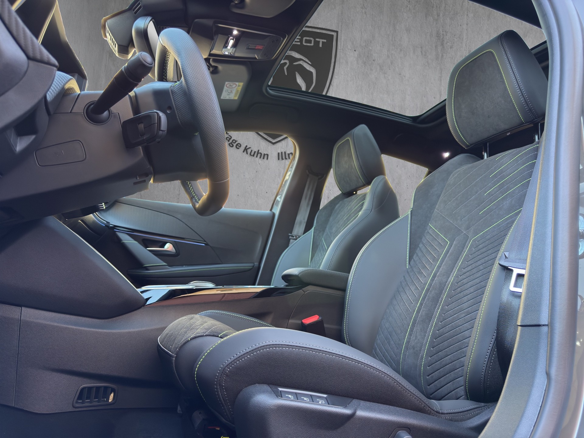 PEUGEOT 208 1.2 Hybrid 145 GT Exclusive-image-9